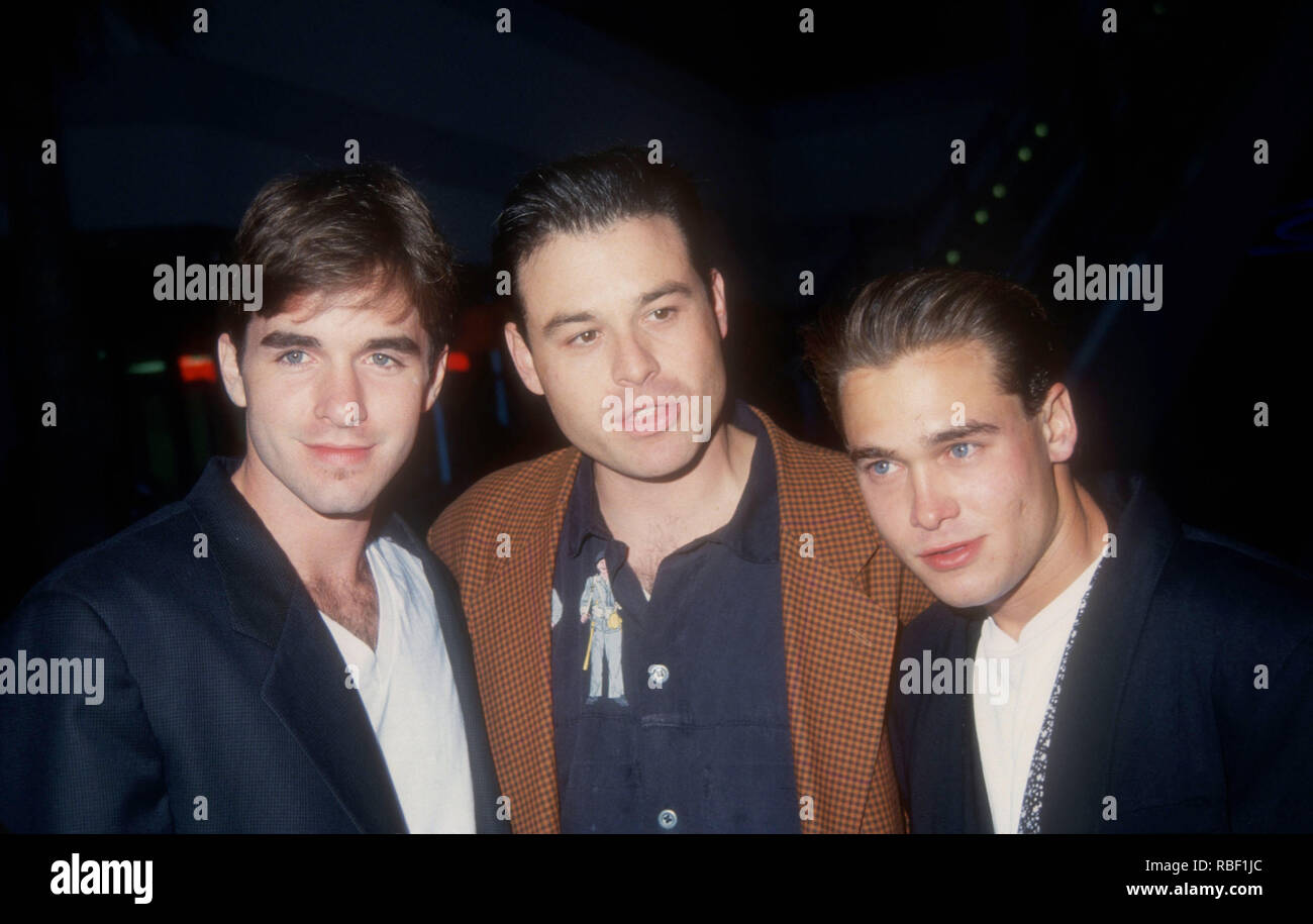 HOLLYWOOD, CA - 09. August: (L-R) Schauspieler Patrick McGaw, Schauspieler Joseph Lindsey und Schauspieler Steve Parlavecchio sorgen feine Linie verfügt über'' unter Premiere Freunde am 9. August 1993 an die GCC-Hollywood Galaxy Theatre in Hollywood, Kalifornien. Foto von Barry King/Alamy Stock Foto Stockfoto