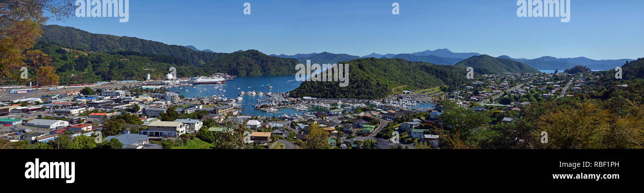 Queen Charlotte Sound, Picton & Landesinneren Bay Panorama, Marlborough Sounds, Neuseeland. Stockfoto