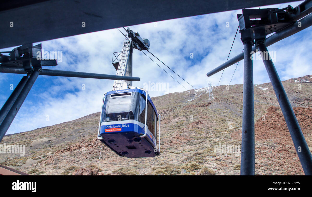Ein schönes Foto von einer Seilbahn (Aerial Lift) auf den Gipfel des Vulkan Teide auf Teneriffa Stockfoto