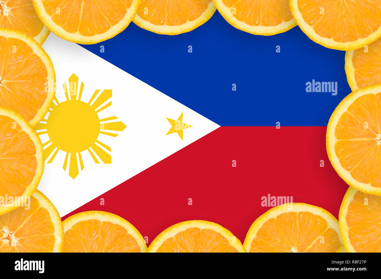 Philippinen Flagge im Rahmen der orange Zitrusfrüchten Schichten. Konzept der wachsenden sowie Import und Export von Zitrusfrüchten Stockfoto