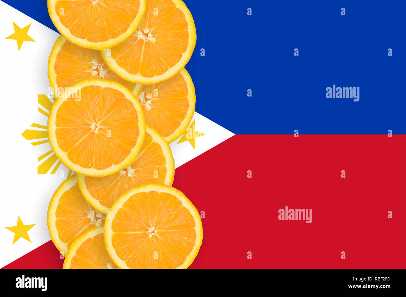 Philippinen Flagge und vertikale Reihe von orange Zitrusfrüchten Schichten. Konzept der wachsenden sowie Import und Export von Zitrusfrüchten Stockfoto