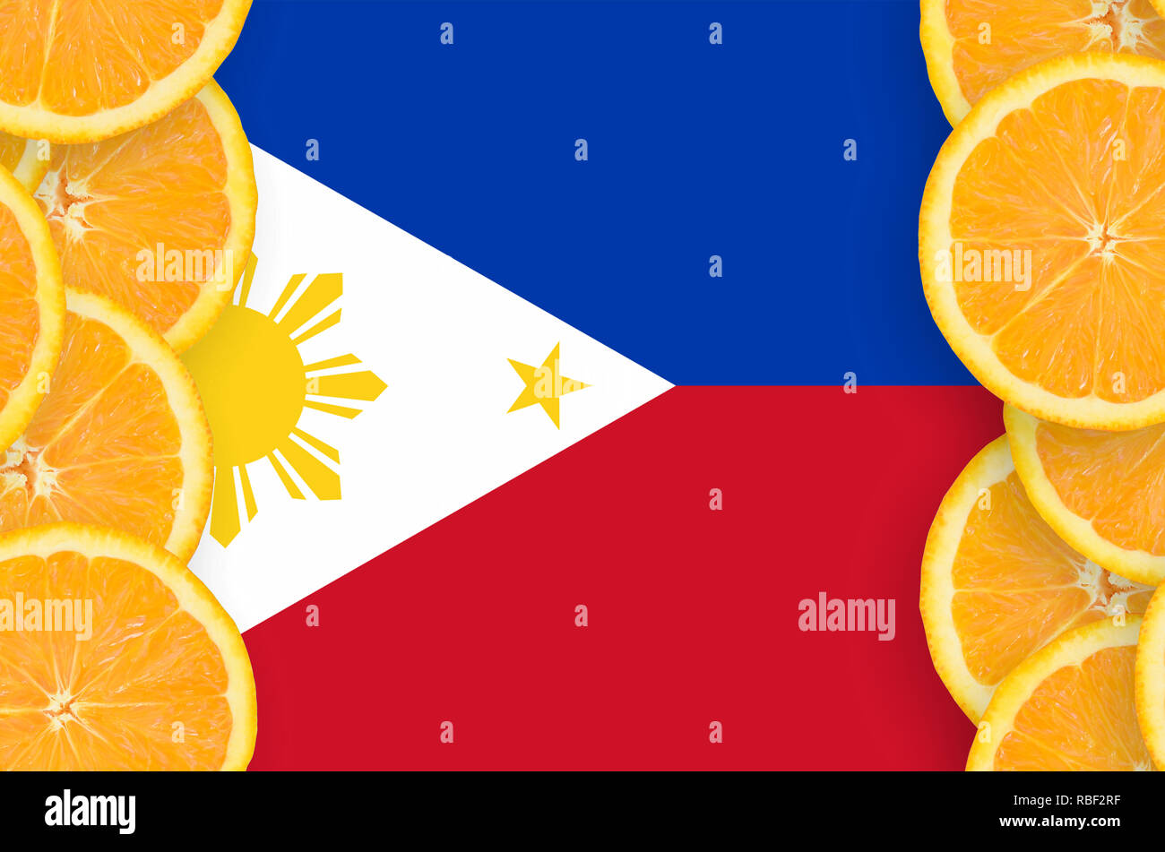 Philippinen Flagge in senkrechten Rahmen von Orange Zitrusfrüchten Schichten. Konzept der wachsenden sowie Import und Export von Zitrusfrüchten Stockfoto