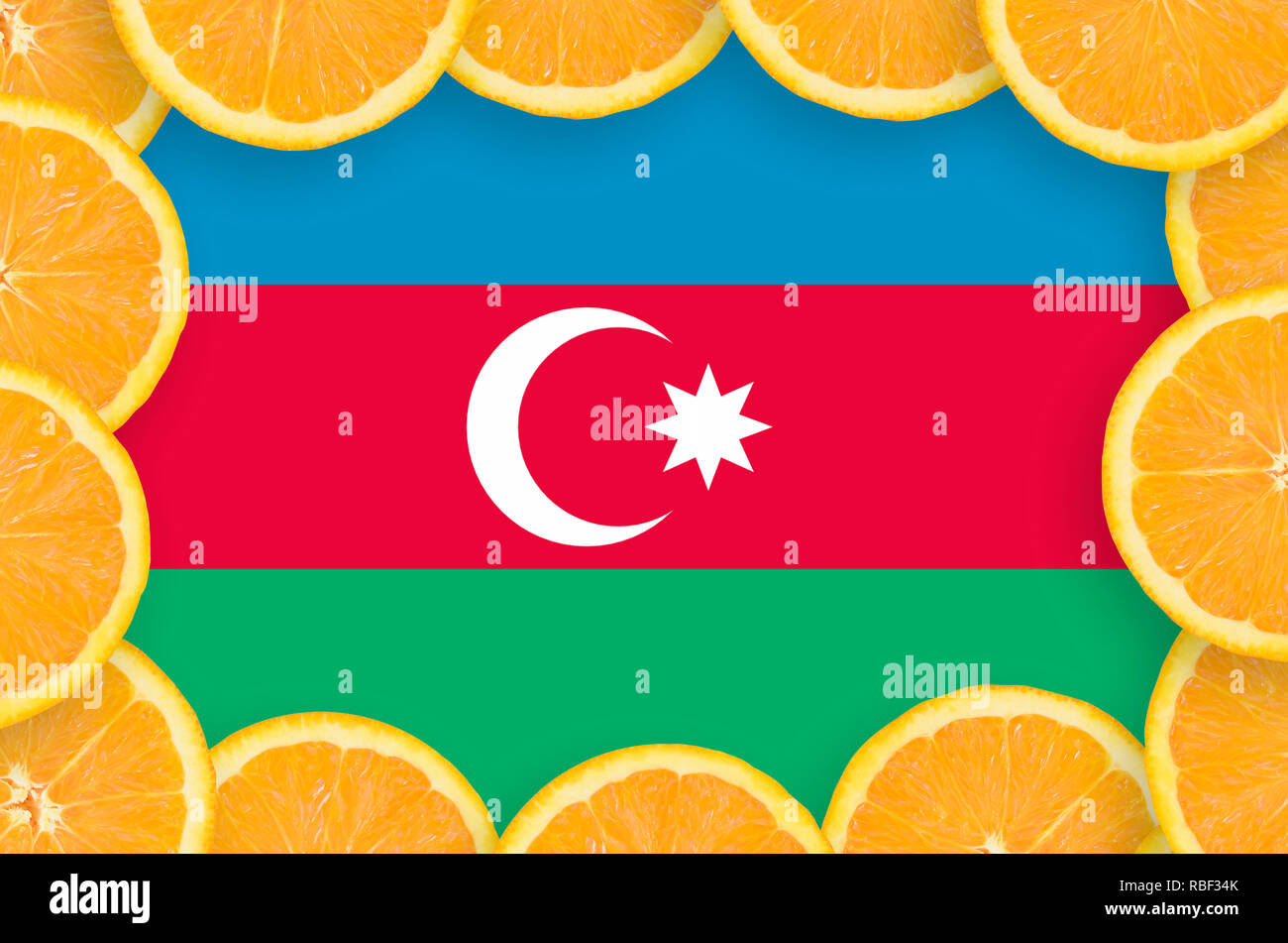 Aserbaidschan Flagge im Rahmen der orange Zitrusfrüchten Schichten. Konzept der wachsenden sowie Import und Export von Zitrusfrüchten Stockfoto