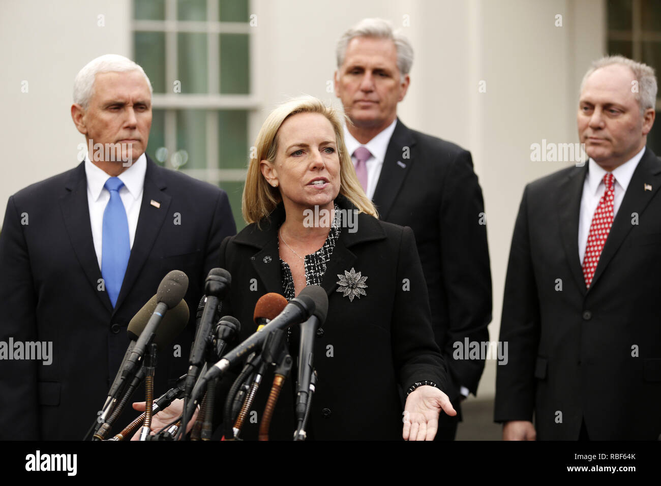 Washington, District of Columbia, USA. 9 Jan, 2019. Us-Heimatschutzministerium (DHS) Kirstjen Nielsen Schriftsatz Reportern nach einem Treffen mit dem Präsidenten und Kongressmitglieder auf die Regierung herunterfahren, im Weißen Haus in Washington, DC, 9. Januar 2019. Hinter Nielsen sind von links nach rechts: US Vice President Mike Pence, uns Haus Minderheit Führer Kevin McCarthy (Republikaner von Kalifornien) und uns Haus Minderheit Peitsche Steve Scalise (Republikaner von Louisiana) Credit: Martin H. Simon/CNP/ZUMA Draht/Alamy Live News Links Stockfoto