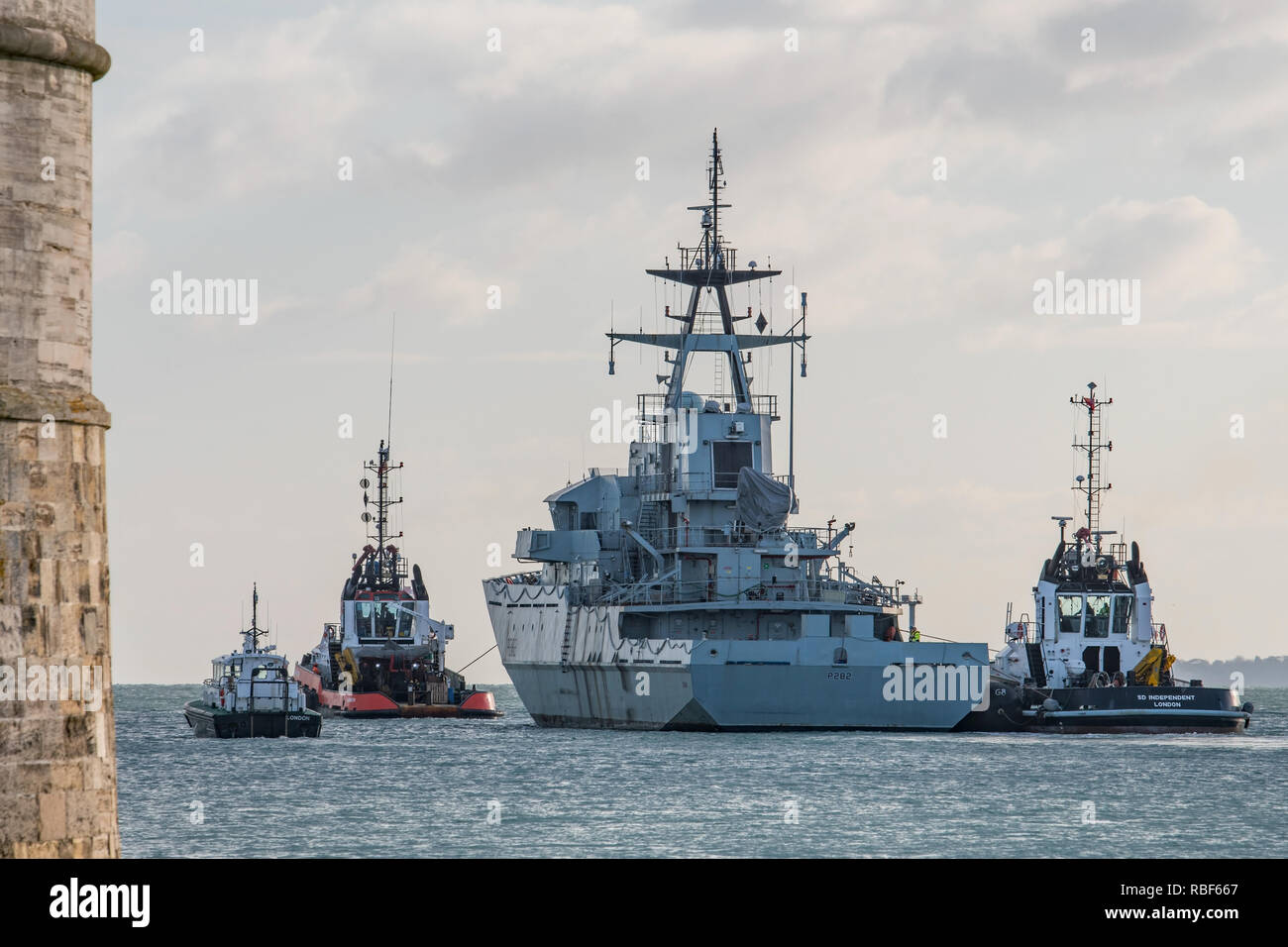 Portsmouth, Großbritannien. 9. Januar, 2019. Die Royal Navy offshore Patrol Schiff HMS Severn ist der tug MTS Vanquish nach Falmouth für eine erneute Aktivierung einbauen abgeschleppt, vor dem Wiedereintritt der aktiven Flotte. Credit: Neil Watkin/Alamy leben Nachrichten Stockfoto