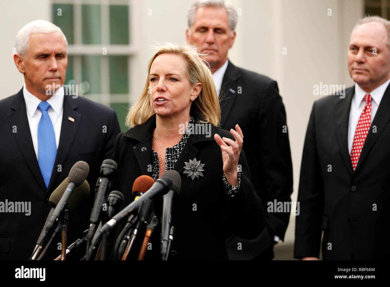 Us-Heimatschutzministerium (DHS) Kirstjen Nielsen Schriftsatz Reportern nach einem Treffen mit dem Präsidenten und Kongressmitglieder auf die Regierung herunterfahren, im Weißen Haus in Washington, DC, 9. Januar 2019. Hinter Nielsen sind von links nach rechts: US Vice President Mike Pence, uns Haus Minderheit Führer Kevin McCarthy (Republikaner von Kalifornien) und uns Haus Minderheit Peitsche Steve Scalise (Republikaner von Louisiana) links. Quelle: Martin H. Simon/CNP | Verwendung weltweit Stockfoto