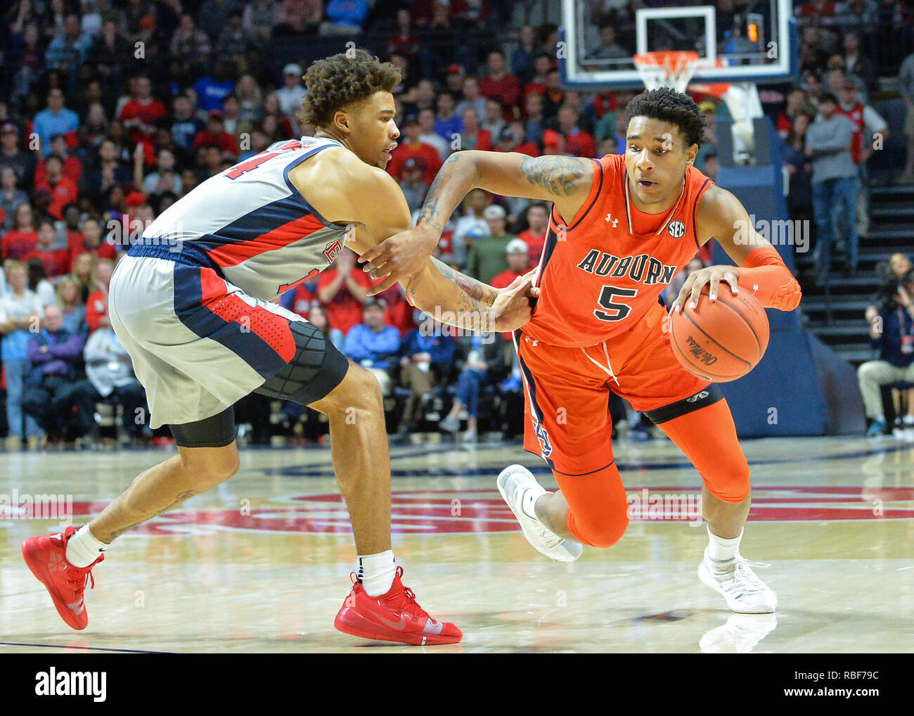 Oxford, MS, USA. 09 Jan, 2019. Auburn, Chuma Okeke (5), rutscht hinter der Verteidigung und der Kopf nach unten Gericht während der NCAA Basketball Spiel zwischen den Auburn Tiger und die Ole Miss Rebels am Pavillion in Oxford, MS. Ole Miss besiegt Auburn, 82-67. Kevin Langley/CSM/Alamy leben Nachrichten Stockfoto