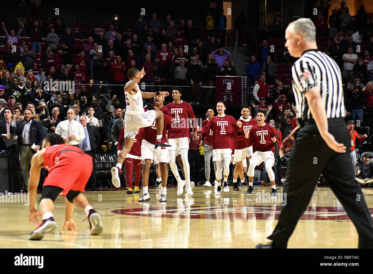 Philadelphia, Pennsylvania, USA. 9 Jan, 2019. Der Tempel Eulen feiern die während der Amerikanischen Athletic Conference Basketball Spiel am Liacouras Center in Philadelphia gespielt zu gewinnen. Tempel umgekippt #17 Houston 73-69. Credit: Ken Inness/ZUMA Draht/Alamy leben Nachrichten Stockfoto