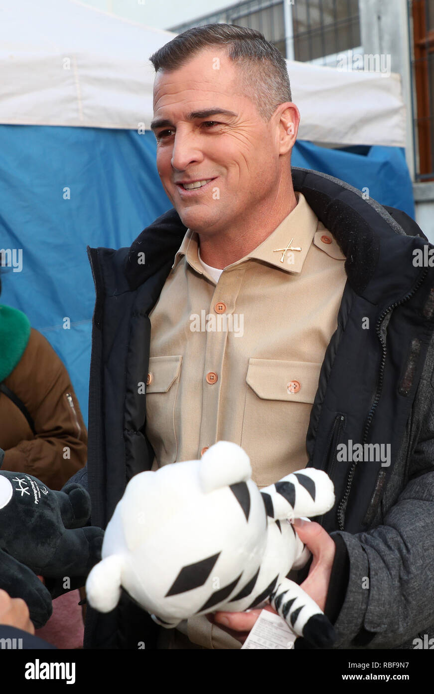 Chuncheon, Südkorea. 10 Jan, 2019. Hollywood Schauspieler George Eads in S. Korea Hollywood Schauspieler George Eads Gespräche mit Gangwon reg. Choi Mond - Bald (nicht abgebildet) wie die Dreharbeiten des Koreanischen Krieges Film "Die Schlacht von Jangsari", die von der EADS Sterne in, ist unterwegs in Chuncheon, der Hauptstadt von Südkorea im Nordosten der Provinz Gangwon, Jan. 10, 2019. Credit: Yonhap/Newcom/Alamy leben Nachrichten Stockfoto