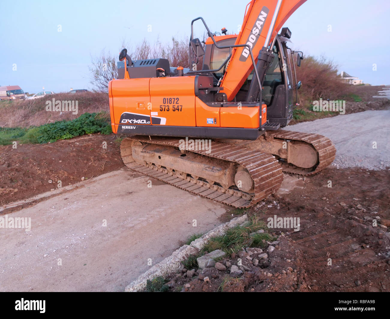 Newquay, Cornwall, England. 10. Januar, 2019. Landraub Protest über Herzogtum Cornwall Land als lokale Seitenweg und Straße ist durch eine Eigenschaft Entwickler angeeignet. Ein wichtiger Teil des South West Coastal Path hat durch schwere Maschinen und die Straße weg in Erde bedeckt blockiert. 50 plus Bewohner Mann eine Blockade. Newquay, Cornwall, England. Credit: Robert Taylor/Alamy leben Nachrichten Stockfoto