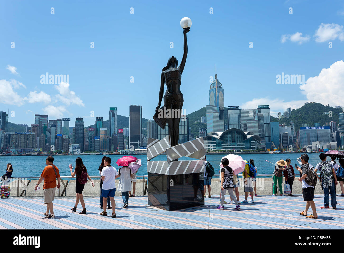 Hongkong, China. 28. Juli 2015. Eine Bronzestatue von Hong Kong Film Awards und Skyline in Avenue der Stars in Tsim Sha Tsui East Promenade gesehen. Credit: Daniel Fung/SOPA Images/ZUMA Draht/Alamy leben Nachrichten Stockfoto