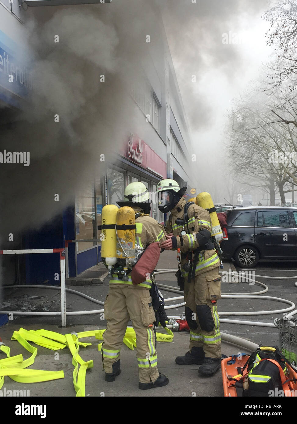 Berlin, Deutschland. 10 Jan, 2019. Feuerwehrmänner bekämpfen einen Brand in einer Tiefgarage. Mehrere Autos in der Garage in Berlin-Kreuzberg am Donnerstag Morgen verbrannt. Eine Person erlitt eine Rauchvergiftung und wurde an Ort und Stelle behandelt. Credit: Sina Schuldt/dpa/Alamy leben Nachrichten Stockfoto