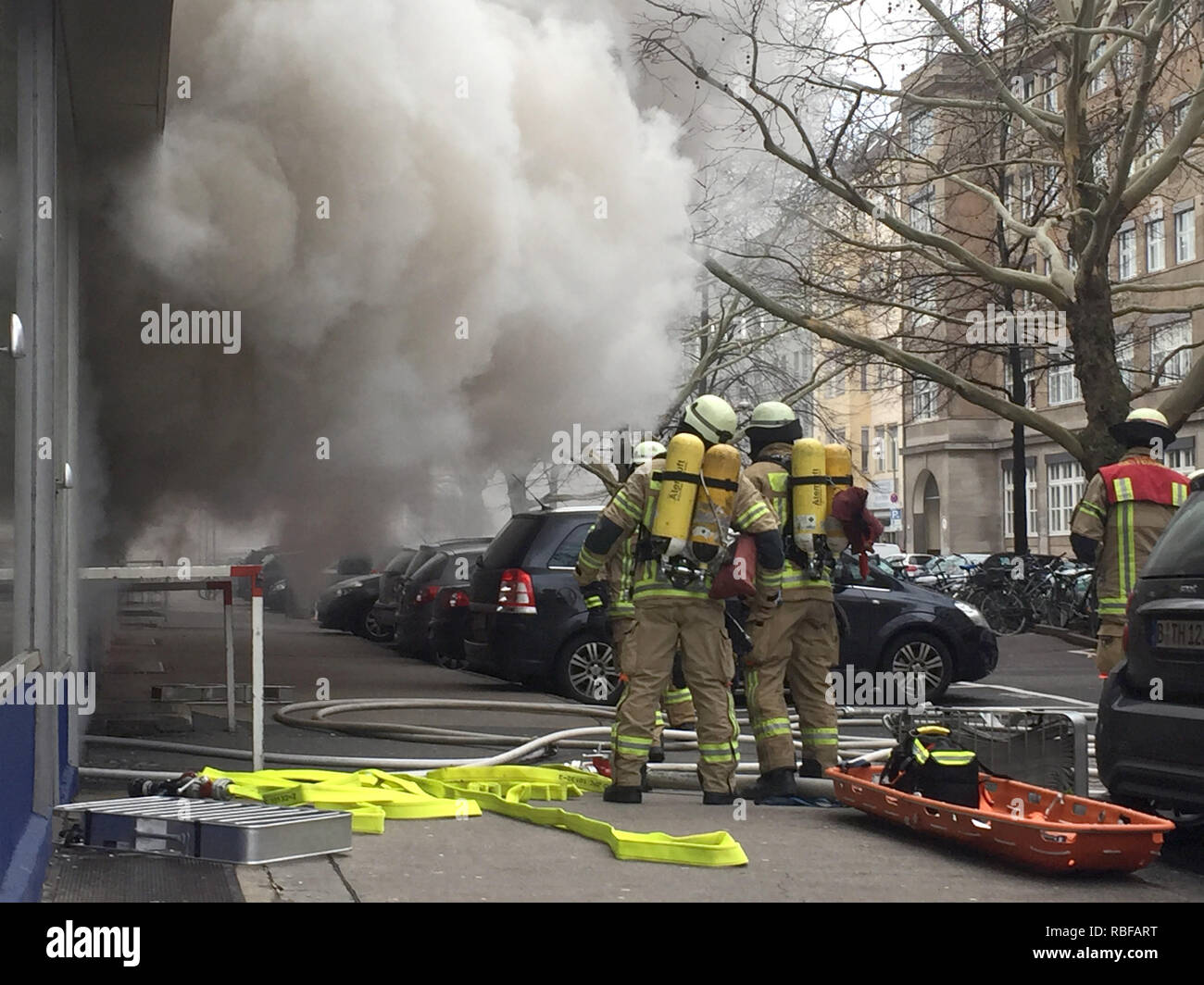 Berlin, Deutschland. 10 Jan, 2019. Feuerwehrmänner bekämpfen einen Brand in einer Tiefgarage. Mehrere Autos in der Garage in Berlin-Kreuzberg am Donnerstag Morgen verbrannt. Eine Person erlitt eine Rauchvergiftung und wurde an Ort und Stelle behandelt. Credit: Sina Schuldt/dpa/Alamy leben Nachrichten Stockfoto