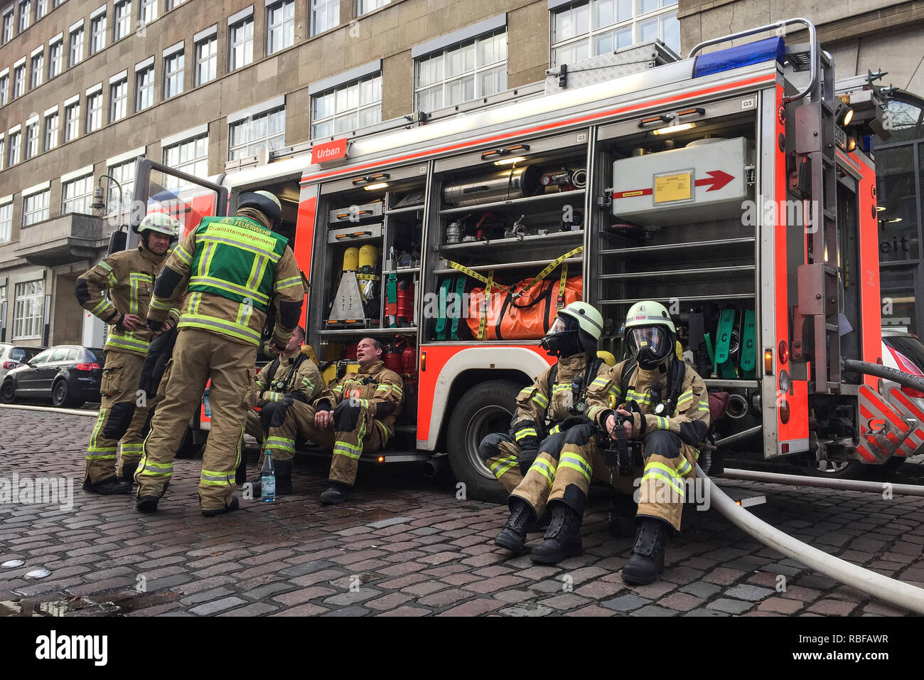 Berlin, Deutschland. 10 Jan, 2019. Feuerwehrmänner rest kurz während dem Kampf gegen einen Brand in einer Tiefgarage. Mehrere Autos in der Garage in Berlin-Kreuzberg am Donnerstag Morgen verbrannt. Eine Person erlitt eine Rauchvergiftung und wurde an Ort und Stelle behandelt. Credit: Sina Schuldt/dpa/Alamy leben Nachrichten Stockfoto