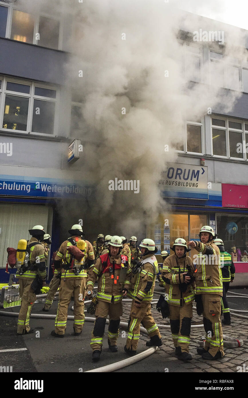 Berlin, Deutschland. 10 Jan, 2019. Feuerwehrmänner bekämpfen einen Brand in einer Tiefgarage. Mehrere Autos in der Garage in Berlin-Kreuzberg am Donnerstag Morgen verbrannt. Eine Person erlitt eine Rauchvergiftung und wurde an Ort und Stelle behandelt. Credit: Sina Schuldt/dpa/Alamy leben Nachrichten Stockfoto