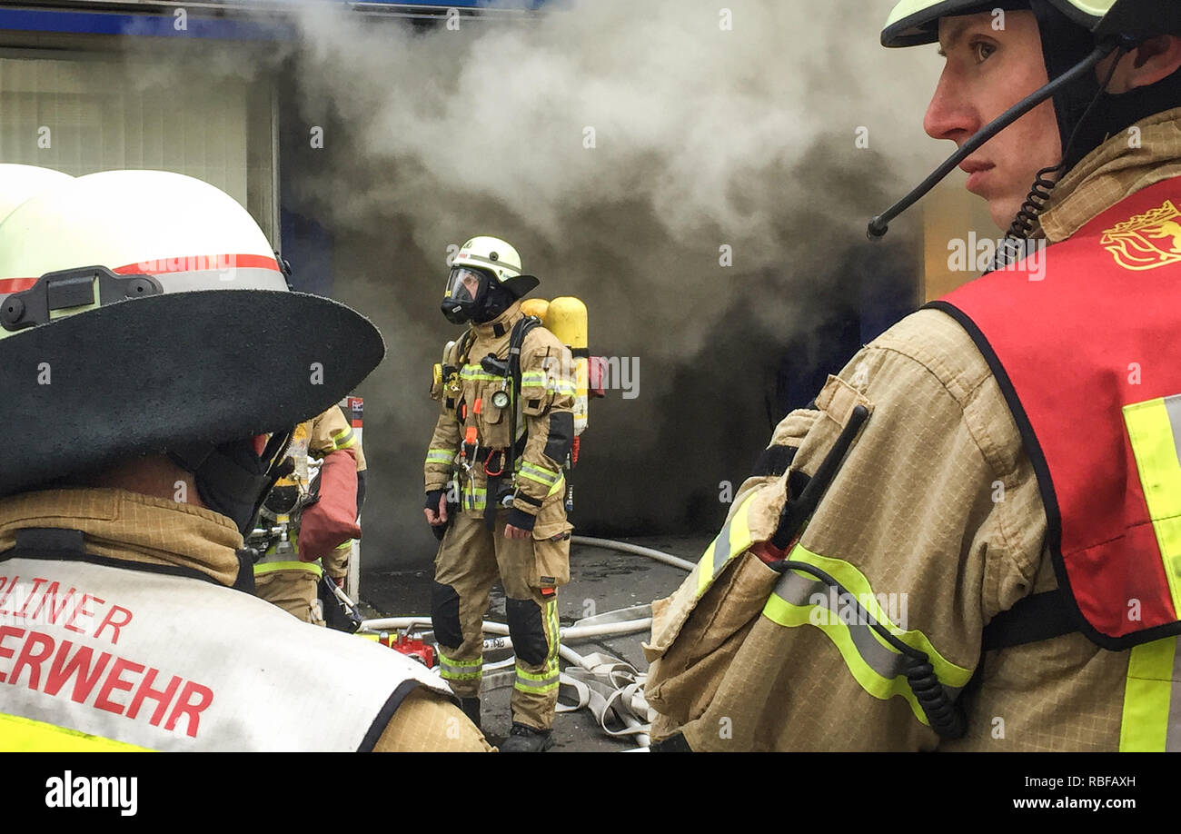 Berlin, Deutschland. 10 Jan, 2019. Feuerwehrmänner bekämpfen einen Brand in einer Tiefgarage. Mehrere Autos in der Garage in Berlin-Kreuzberg am Donnerstag Morgen verbrannt. Eine Person erlitt eine Rauchvergiftung und wurde an Ort und Stelle behandelt. Credit: Sina Schuldt/dpa/Alamy leben Nachrichten Stockfoto