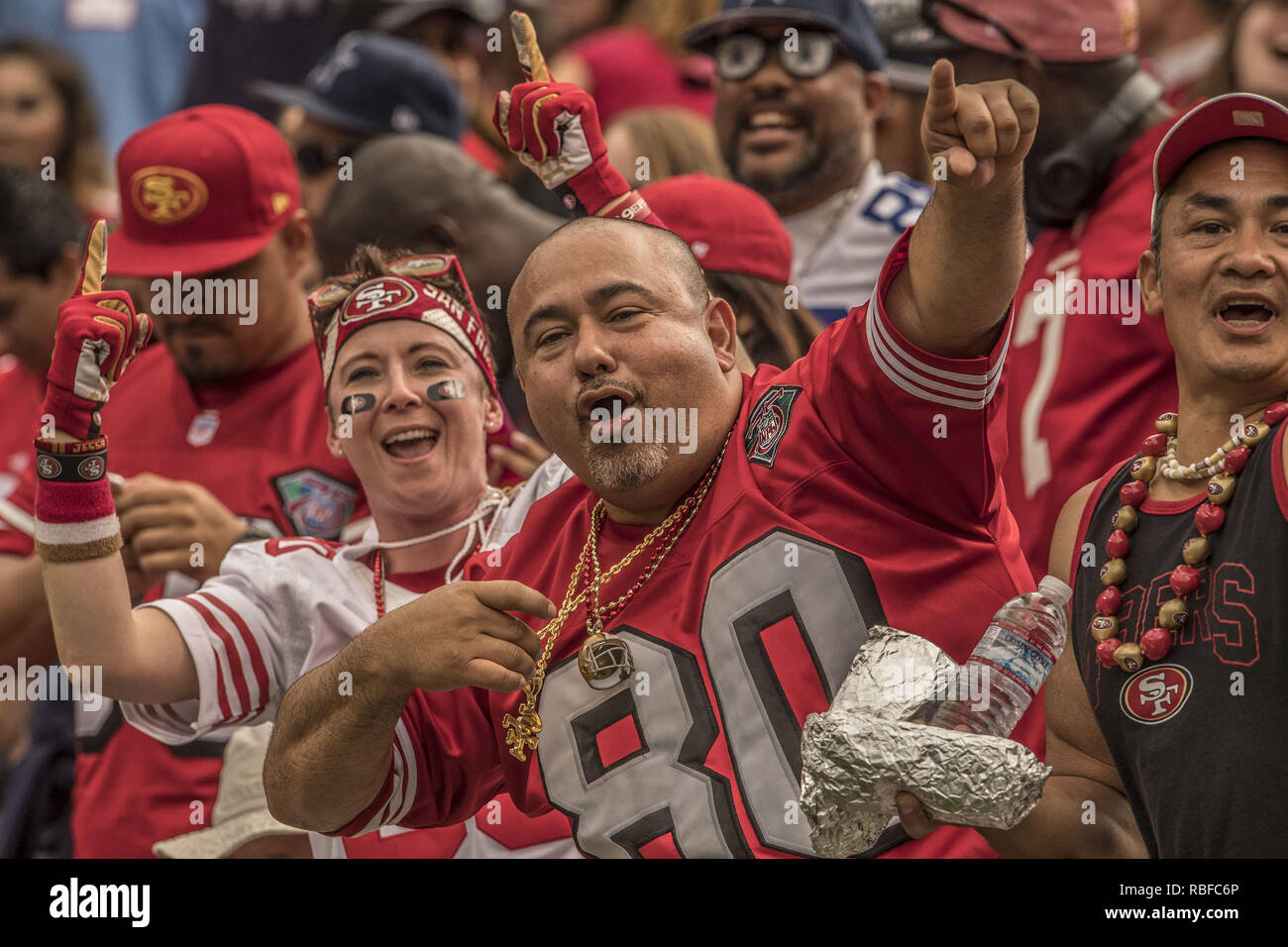 Santa Clara, Kalifornien, USA. 2. Okt 2016. 49ers Fans jubeln am Sonntag, 2. Oktober 2016, in Levis Stadion in Santa Clara, Kalifornien. Die Cowboys besiegten die 49ers 24-17. Credit: Al Golub/ZUMA Draht/Alamy leben Nachrichten Stockfoto