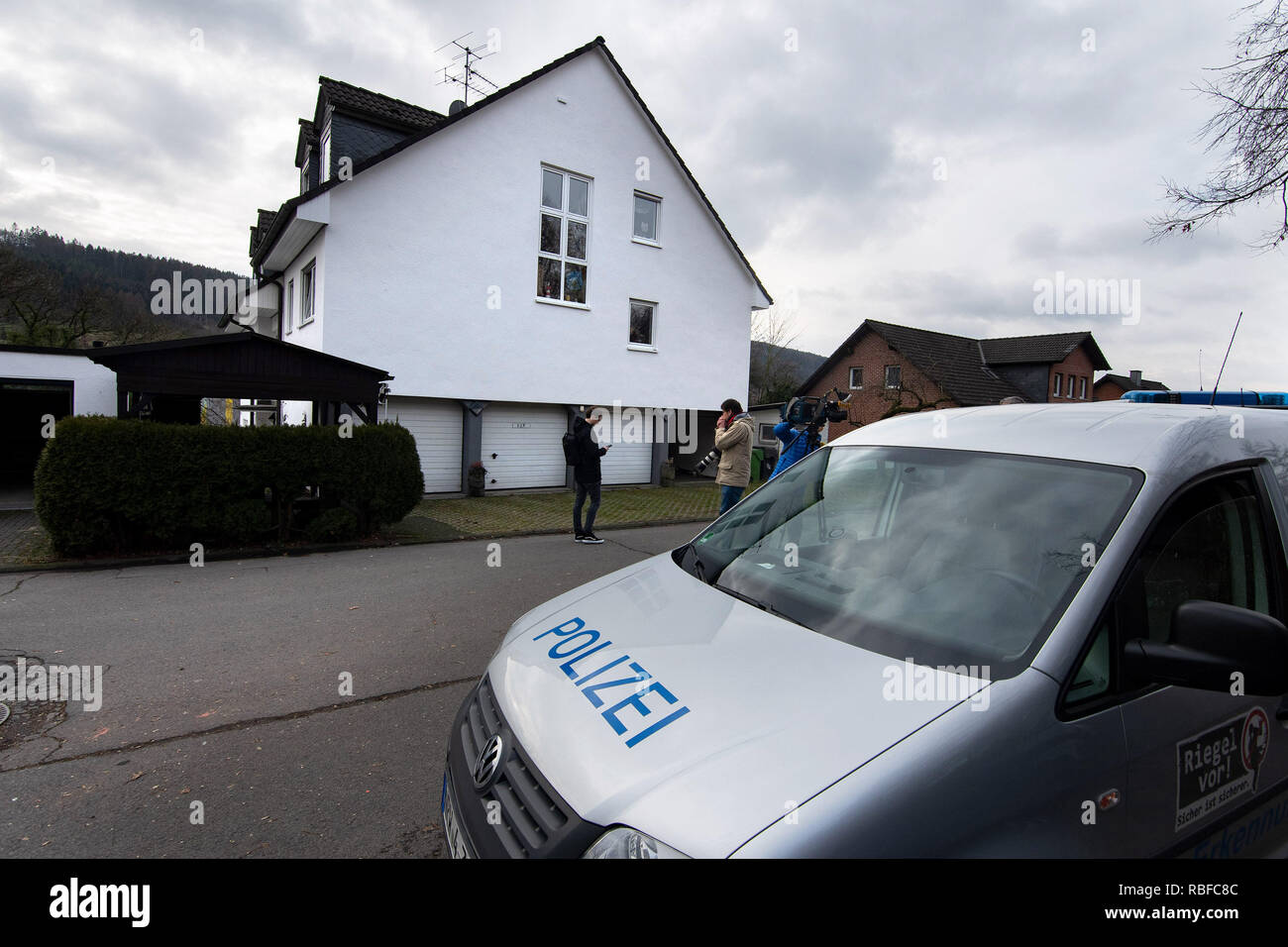 10 Januar 2019, Deutschland (Deutsch), Gummersbach: Es gibt ein Polizei Auto in einer Straße. Nach dem Bedrohen ein Gerichtsvollzieher in Gummersbach, der Verdächtige ist tot. Die Polizei berichtete, dass am Donnerstag, in einem Notfall eine männliche Leiche in einem freistehenden Haus hier entdeckt hatte. Nach ersten Ermittlungen, der Mann, der sich erschossen. Foto: Markus Klümper/-/dpa Stockfoto