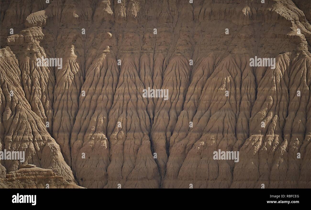 (190110) - Peking, Jan. 10, 2019 (Xinhua) - Foto auf Sept. 10, 2018 zeigt die 'Erde Wald" in der Präfektur Ngari Zanda County, im Südwesten Chinas Tibet autonomen Region. Zanda verfügt über die einzigartige Landschaft der "Erde Wald" und gut erhaltenen Guge Königreich Website. Die alten Guge Königreich wurde um das 9. Jahrhundert gegründet, aber auf mysteriöse Weise verschwunden während des 17. Jahrhunderts. Ngari, in einer durchschnittlichen Höhe von 4.500 Metern, ist unter dem Spitznamen "Oben auf dem Dach der Welt.' Es hat immer das Schmuckstück für Abenteurer und Archäologen und nach ihnen kamen Touristen Stockfoto