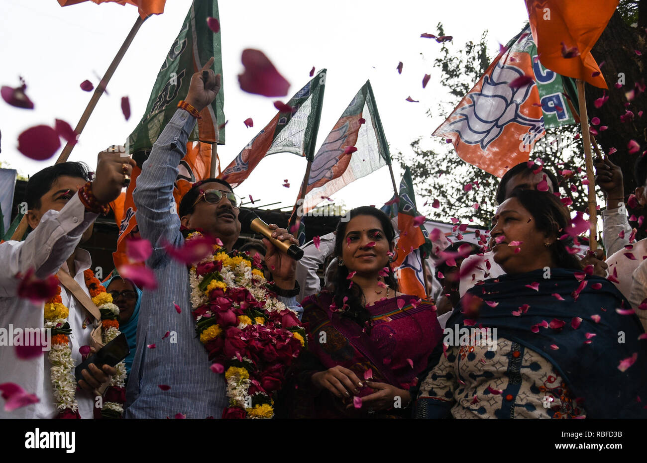 Mumbai, Indien. 10 Jan, 2019. Mitglieder der Bharatiya Janata Party feiern die Festlegung von Quoten für die Armen der oberen Kasten die Leute in der Regierung Arbeitsplätze vor nationalen Wahlen, in Mumbai, Indien, Jan. 10, 2019. Credit: Stringer/Xinhua/Alamy leben Nachrichten Stockfoto