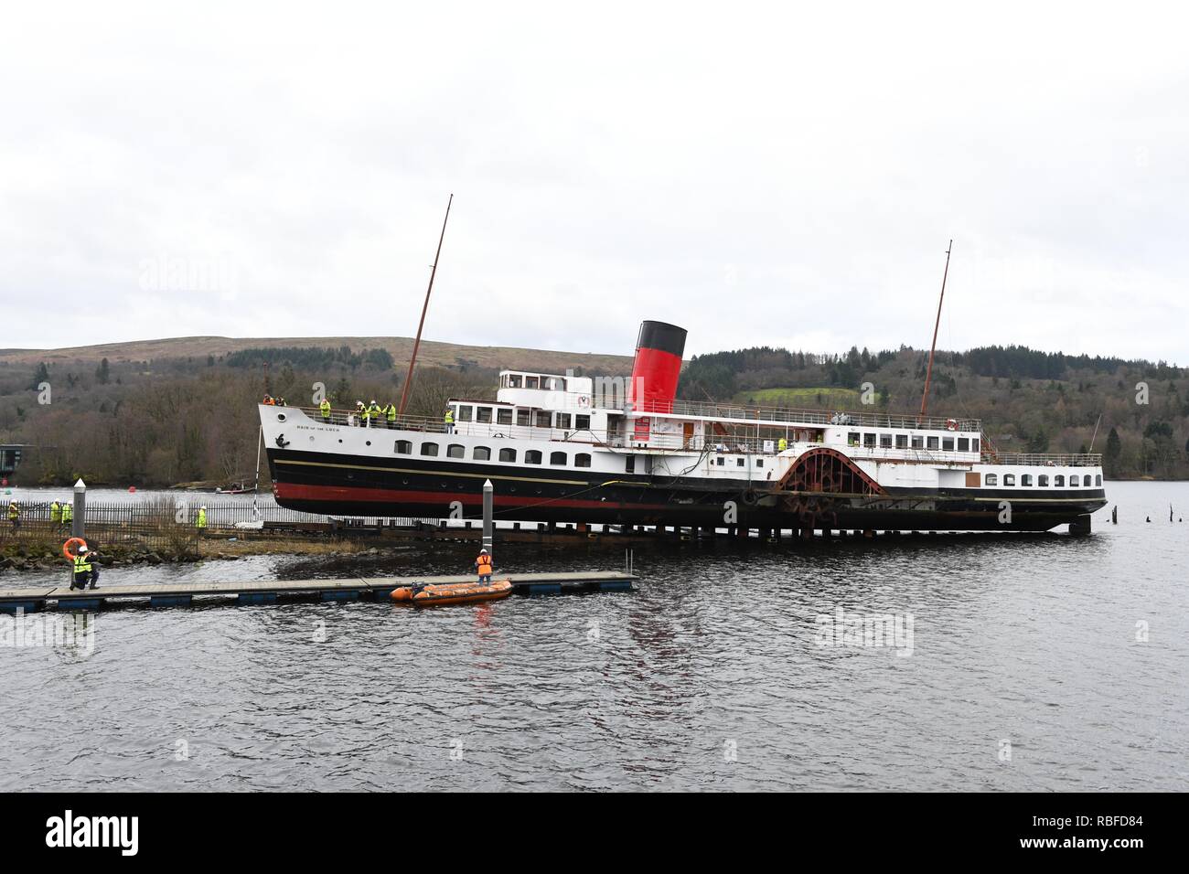 Balloch, Loch Lomond, Großbritannien. 10 Jan, 2019. UK. Versuche die Magd des Loch vom Loch Lomond bei Balloch zu entfernen heute ausgefallen, wenn die Wiege, die das Schiff Gewicht unterstützt geschnappt und das Schiff glitt zurück ins Wasser. PS Mädchen des Loch ist der letzte Raddampfer in Großbritannien gebaut und wurde für die Renovierung und Restaurierung Zwecke entfernt. Stockfoto