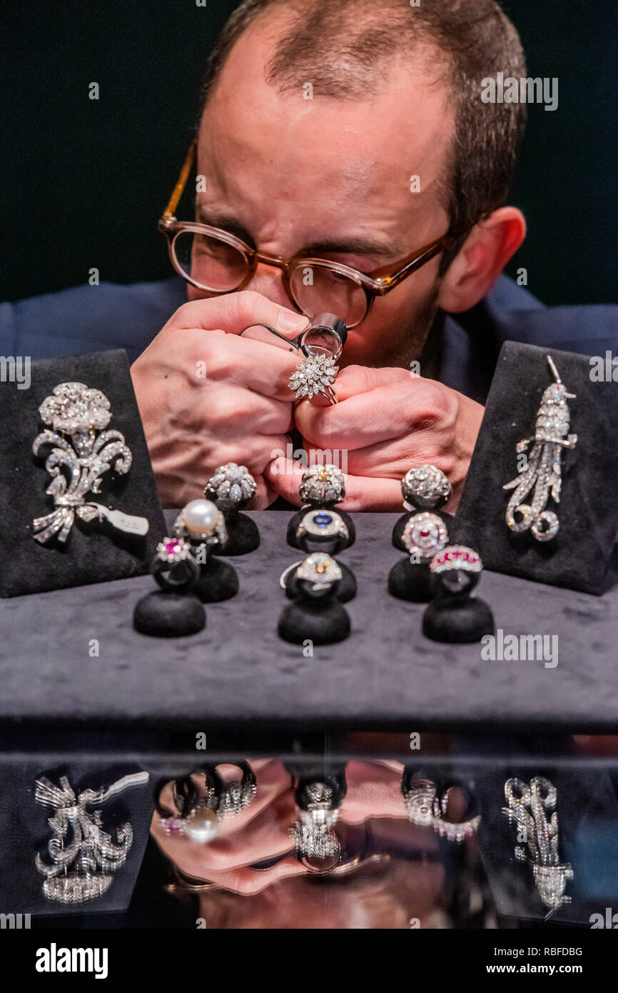 London, Großbritannien. 10. Jan 2019. Bruno Reis untersucht, antiken Schmuck auf der J Bapttista stand-Das Mayfair Antiquitäten & Fine Art Fair, London Marriott Hotel Grosvenor Square. Credit: Guy Bell/Alamy leben Nachrichten Stockfoto