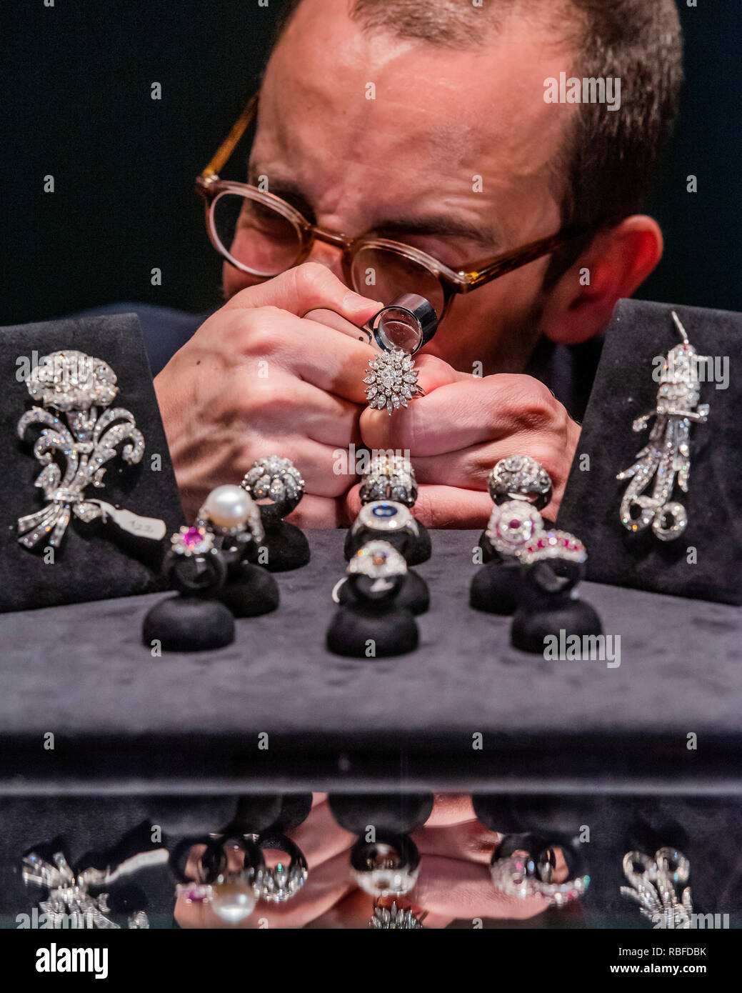 London, Großbritannien. 10. Jan 2019. Bruno Reis untersucht, antiken Schmuck auf der J Bapttista stand-Das Mayfair Antiquitäten & Fine Art Fair, London Marriott Hotel Grosvenor Square. Credit: Guy Bell/Alamy leben Nachrichten Stockfoto