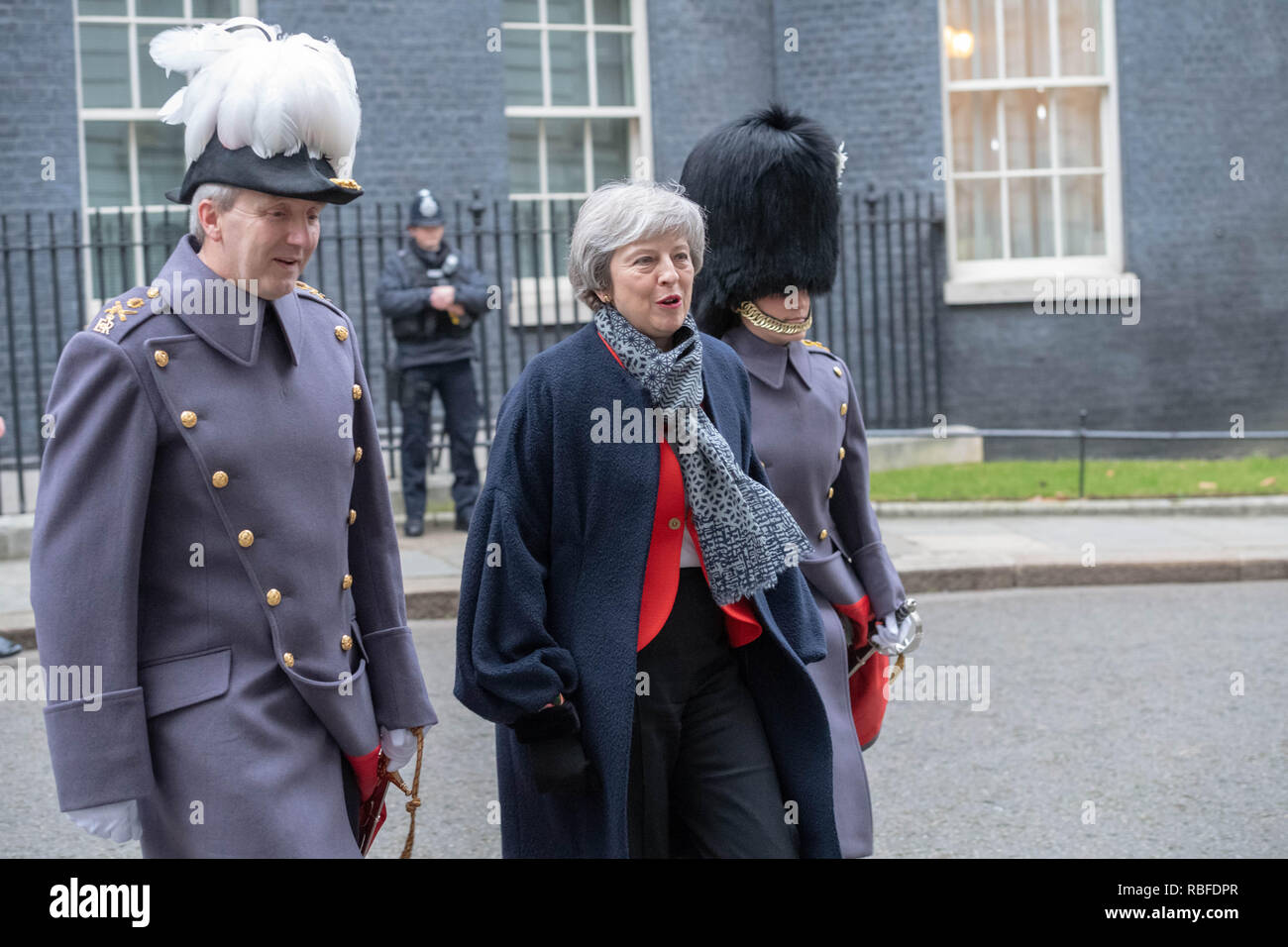 London, Großbritannien. 10. Januar 2019, Theresa May MP PC, Premierminister geht Shirizo Abe Premierminister von Japan, in Downing Street 10, London, UK. Credit: Ian Davidson/Alamy leben Nachrichten Stockfoto