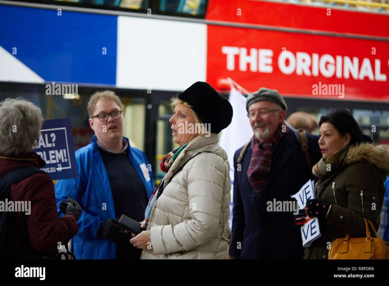 London, Großbritannien. 10 Jan, 2019. Der konservative Abgeordnete Anna Soubry Aktien eine Diskussion mit Anhängern Verlassen außerhalb des Parlaments. Credit: Kevin J. Frost-/Alamy leben Nachrichten Stockfoto