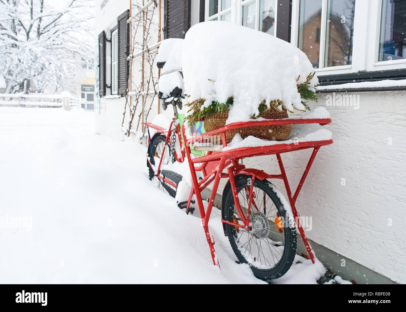 Marktoberdorf, Deutschland. 10 Jan, 2019. Fahrrad mit Schnee bedeckt in schweren Wintereinbruch und Schnee in Marktoberdorf, Bayern, Allgäu, Deutschland, 10. Januar 2019. Credit: Peter Schatz/Alamy leben Nachrichten Stockfoto