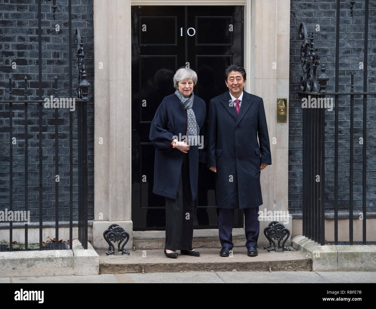 10 Downing Street, London, UK. 10. Januar, 2019. Der britische Premierminister Theresa May begrüßt Ministerpräsident Abe von Japan zu Gesprächen in der Downing Street. Credit: Malcolm Park/Alamy Leben Nachrichten. Stockfoto