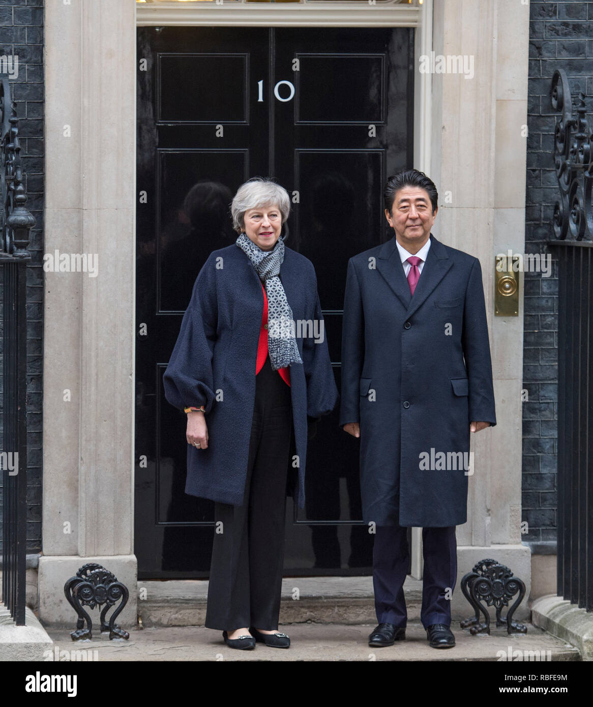 10 Downing Street, London, UK. 10. Januar, 2019. Der britische Premierminister Theresa May begrüßt Ministerpräsident Abe von Japan zu Gesprächen in der Downing Street. Credit: Malcolm Park/Alamy Leben Nachrichten. Stockfoto