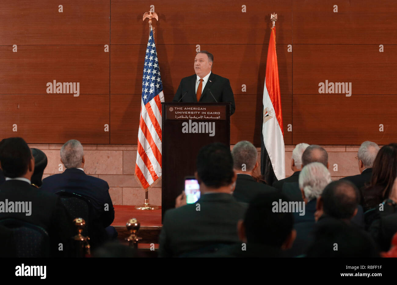 (190111) - Kairo, Jan. 11, 2019 (Xinhua) - US-Außenministerin Mike Pompeo liefert eine Rede an der Amerikanischen Universität in Kairo, Ägypten, Jan. 10, 2019. Pompeo sagte am Donnerstag, dass die Vereinigten Staaten "Diplomatie" und arbeiten mit Partnern des iranischen Einfluss in der Region des Nahen und Mittleren Ostens zu bändigen. (Xinhua/STR) Stockfoto