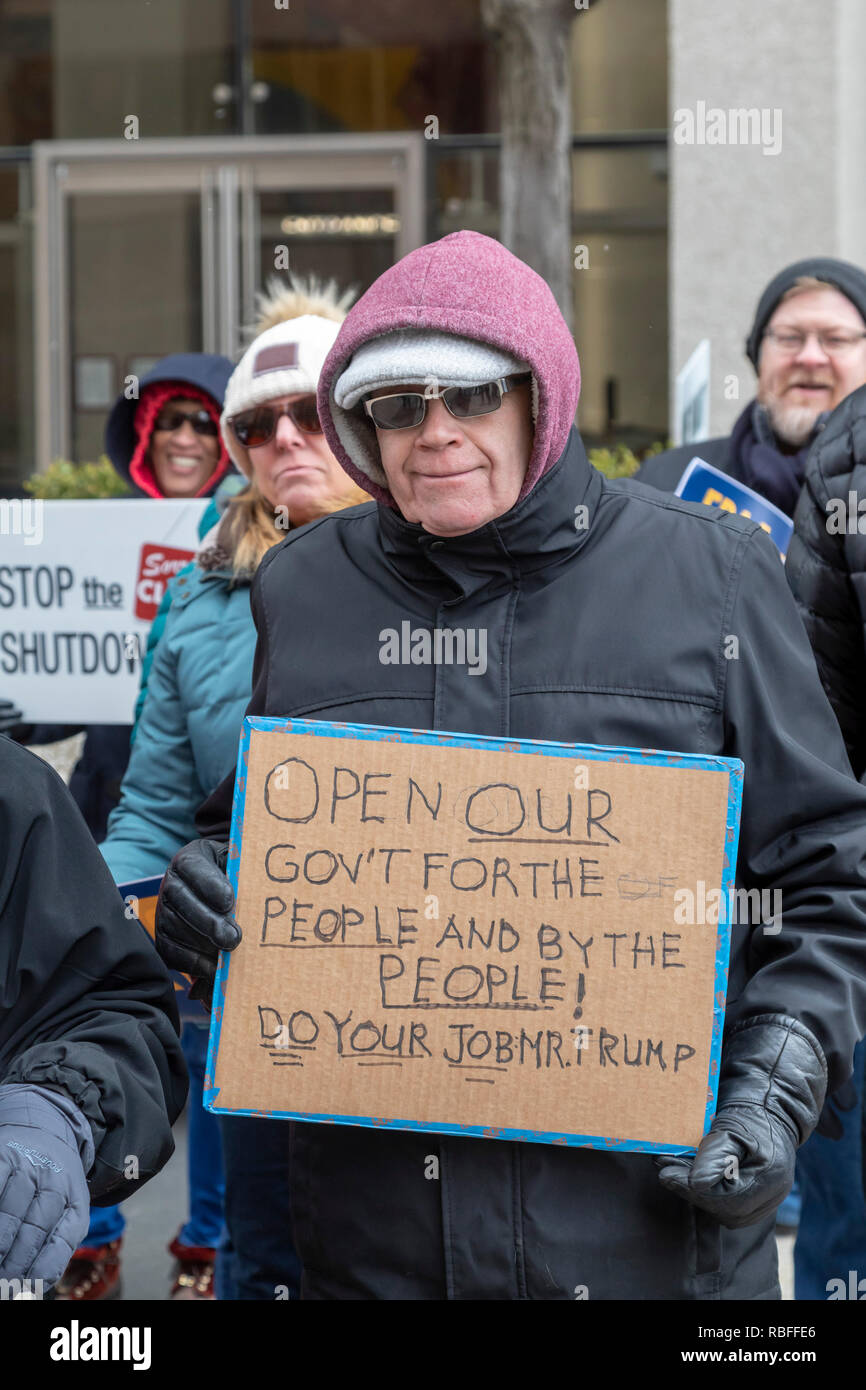 Detroit, Michigan, USA - 10. Januar 2019 - Bundesregierung Mitarbeiter Rallye auf Bundes McNamara Gebäude teilweise Abschaltung der Regierung zu protestieren. Der Protest wurde von der amerikanischen Vereinigung der staatlichen Angestellten (AFGE). Viele Regierungsbehörden waren geschlossen, nach dem Kongress nicht zu fordern Präsident der Trumpf für 5 Mrd. $ eine Mauer entlang der mexikanischen Grenze zu bauen. Quelle: Jim West/Alamy leben Nachrichten Stockfoto