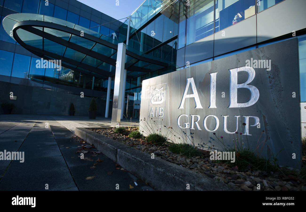 Dublin, Irland. 03 Dez, 2018. Die Beschriftung des Irischen Commercial Bank AIB (Allied Irish Banks) können neben dem Eingang der Bank head Office gesehen werden. Credit: Christian Charisius/dpa/Alamy leben Nachrichten Stockfoto