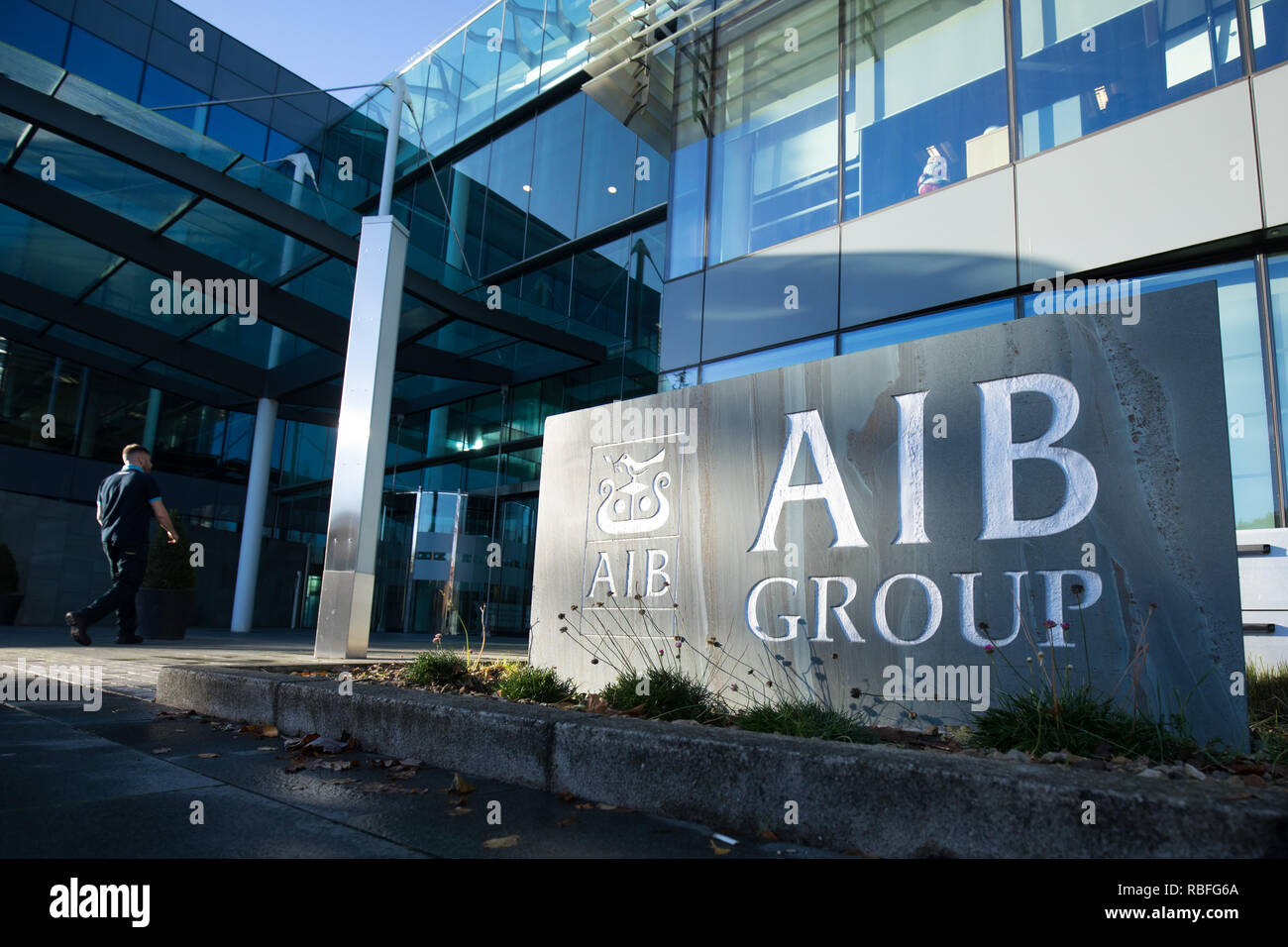 Dublin, Irland. 03 Dez, 2018. Die Beschriftung des Irischen Commercial Bank AIB (Allied Irish Banks) können neben dem Eingang der Bank head Office gesehen werden. Credit: Christian Charisius/dpa/Alamy leben Nachrichten Stockfoto