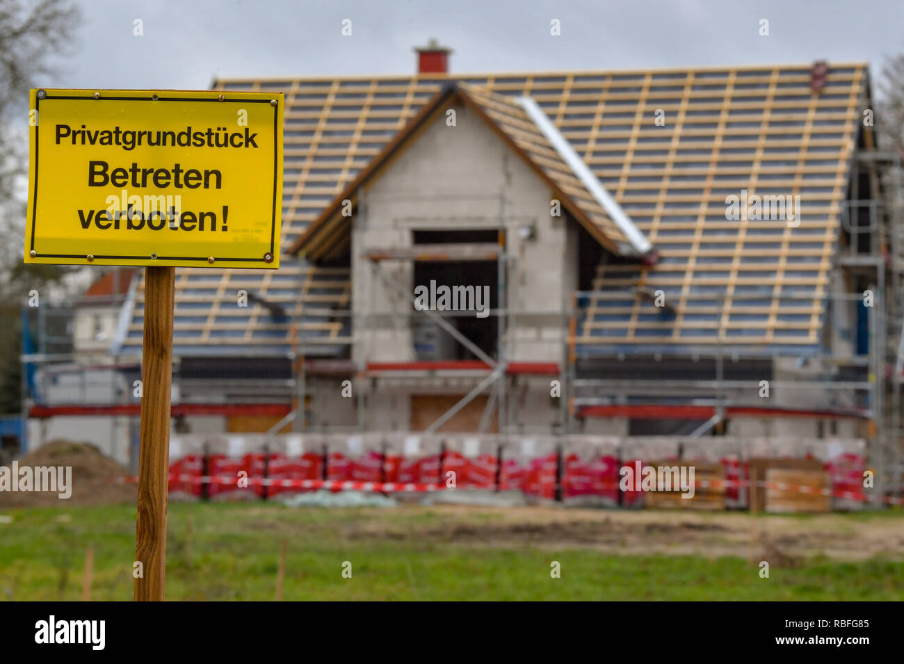 10 Januar 2019, Brandenburg, Frankfurt (Oder): ein Schild mit der Aufschrift 'Privatgrundstück Schild verboten!' (keine privaten Eigenschaft eingeben) steht am Rande einer Baustelle mit einer Hülle aus einem Haus. Foto: Patrick Pleul/dpa-Zentralbild/ZB Stockfoto