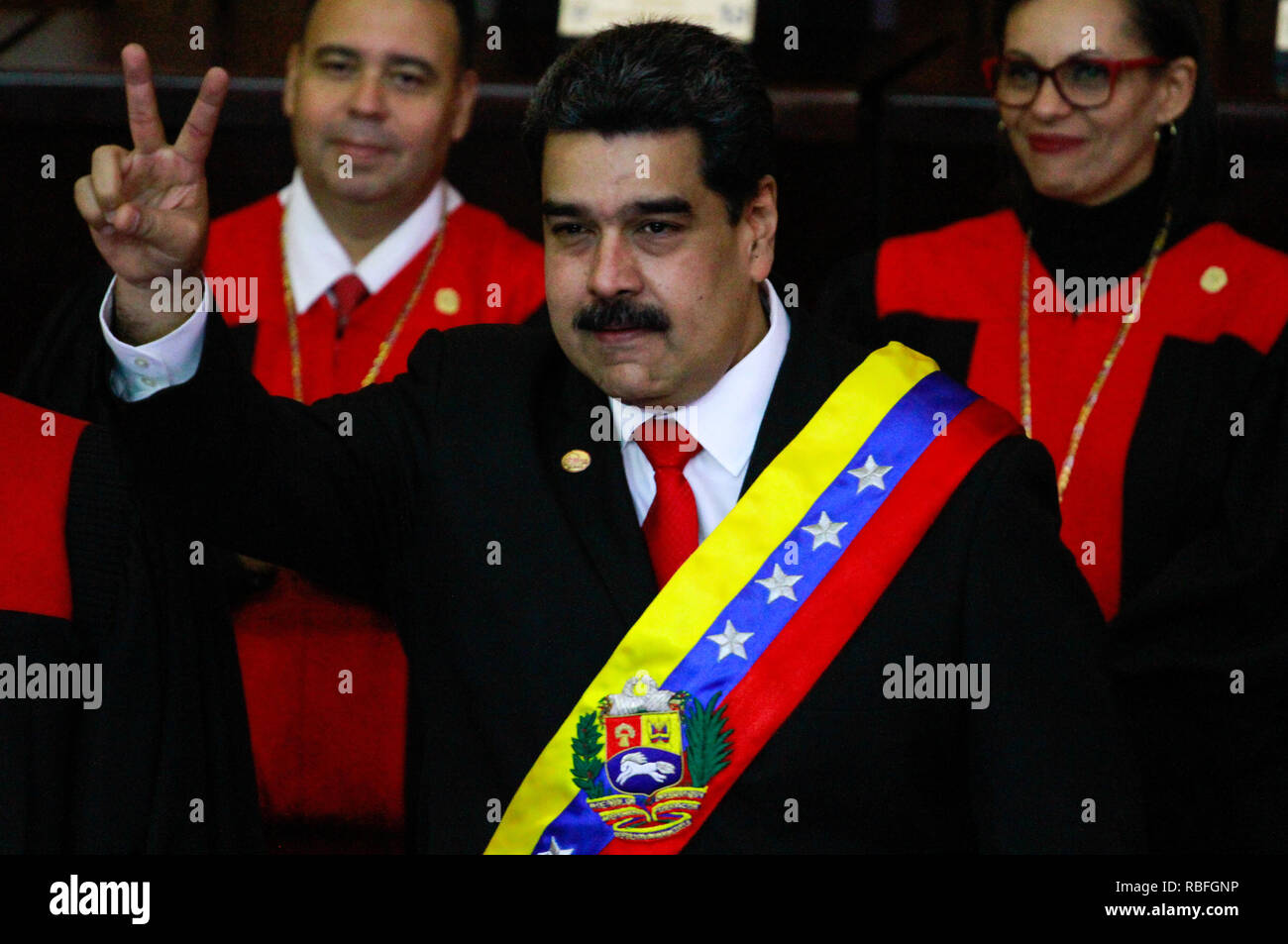 Caracas, Venezuela. 10 Jan, 2019. Venezuelas Präsident Nicolas Maduro (C) Gesten während der Präsidentschaftswahlen Einweihungsfeier in Caracas, Venezuela, Jan. 10, 2019. Nicolas Maduro vor dem Obersten Gerichtshof vereidigt eine neue Amtszeit von sechs Jahren am Donnerstag zu beginnen. Quelle: Andrea Romero/Xinhua/Alamy leben Nachrichten Stockfoto