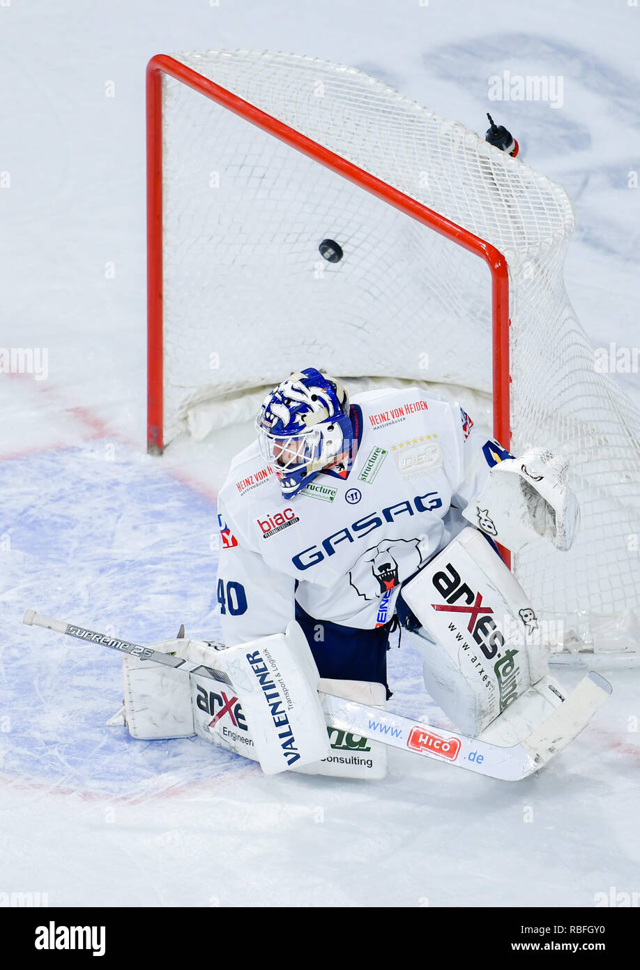 Mannheim, Deutschland. 10 Jan, 2019. Eishockey: DEL, Adler Mannheim - Eisbären Berlin, Hauptrunde, 38. Spieltag, der in der SAP-Arena. Mannheims Tschad Kolarik (nicht im Bild) vermisst Berlin Torwart Kevin Poulin, Ergebnis 6:2. Foto: Uwe Anspach/dpa/Alamy leben Nachrichten Stockfoto