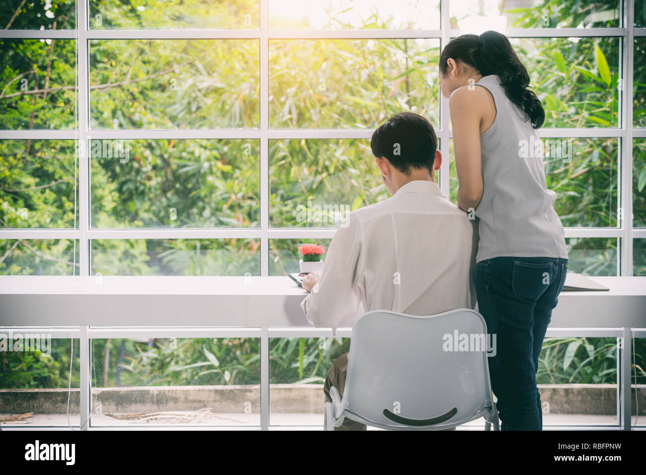 Asiatische Geschäft Paar zusammen, die am Projekt an modernen Start Büro. Senior Business Frau Vorschlag neue Arbeiter Mann am Schreibtisch im Büro. Stockfoto