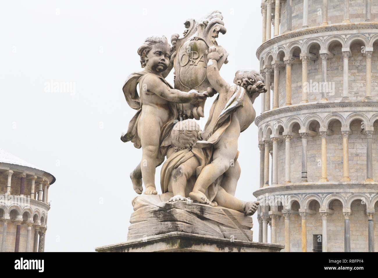 Schiefe Turm von einem leichten Schneefall, Pisa, Toskana, Italien, Europa Stockfoto