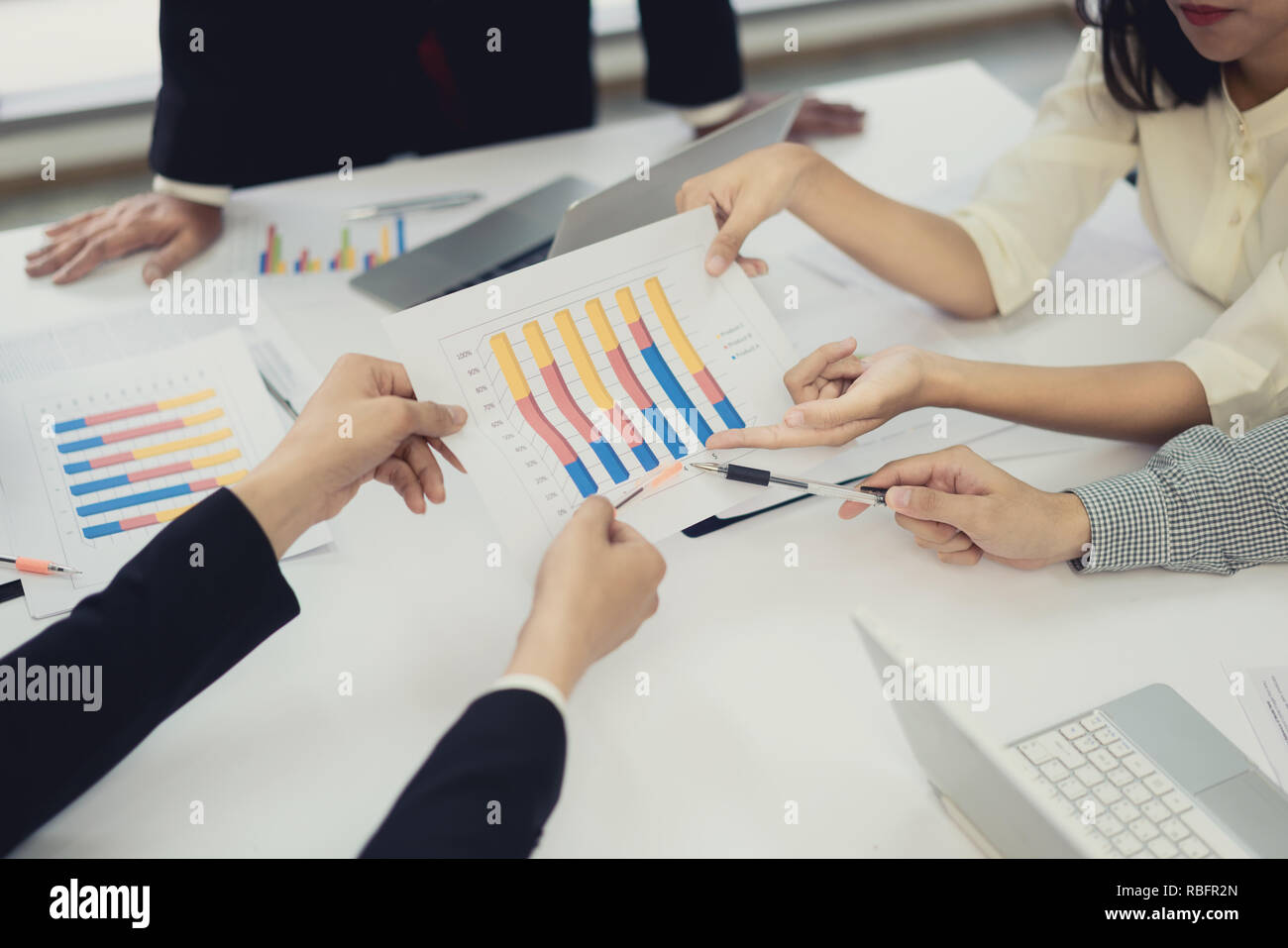Start Geschäft Leute Treffen der Gruppe, Junge kreative Mitarbeiter Team arbeiten und diskutieren neue Plan Projekt in Büro, Unternehmer, Brainstorming, Stockfoto