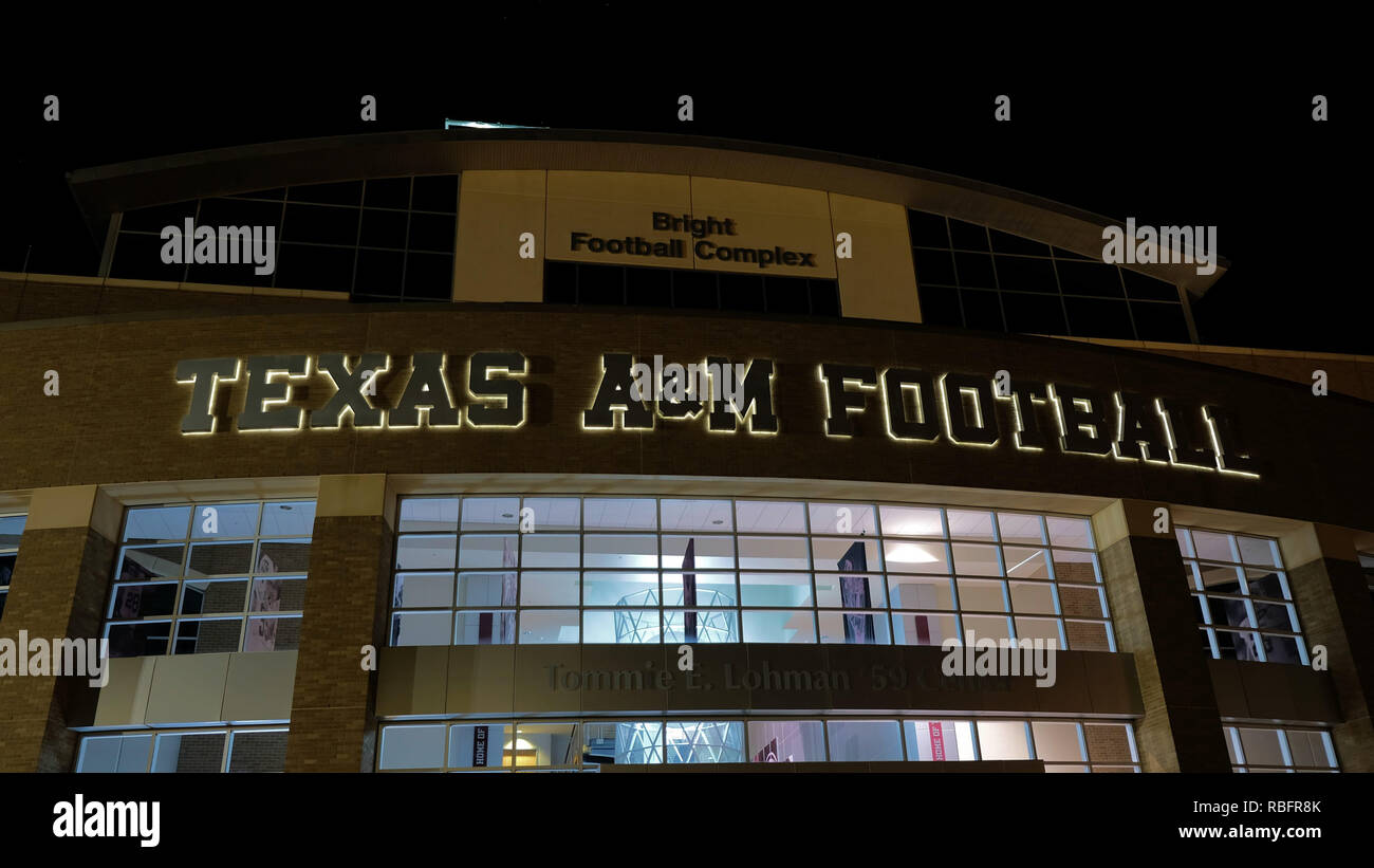 Helle Fußball bei Nacht Komplex; Teil der Texas A&M University athletischen Komplex in der Nähe von Kyle Field, College Station, Texas, USA. Stockfoto