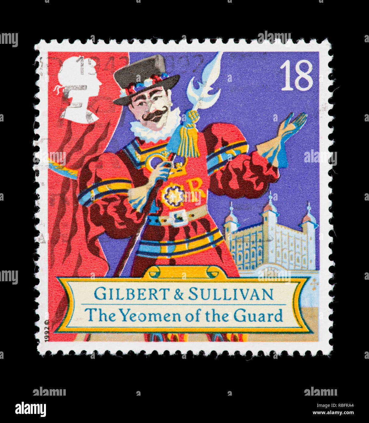 Briefmarke aus Großbritannien mit der Darstellung der Yeoman der Wache, Szene von Gilbert und Sullivan komische Oper. Stockfoto