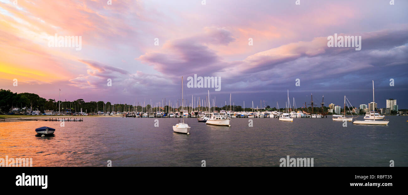 Swan River, Perth. Sonnenuntergang über Mounts Bay Sailing Club bei Matilda Bay, WA Stockfoto