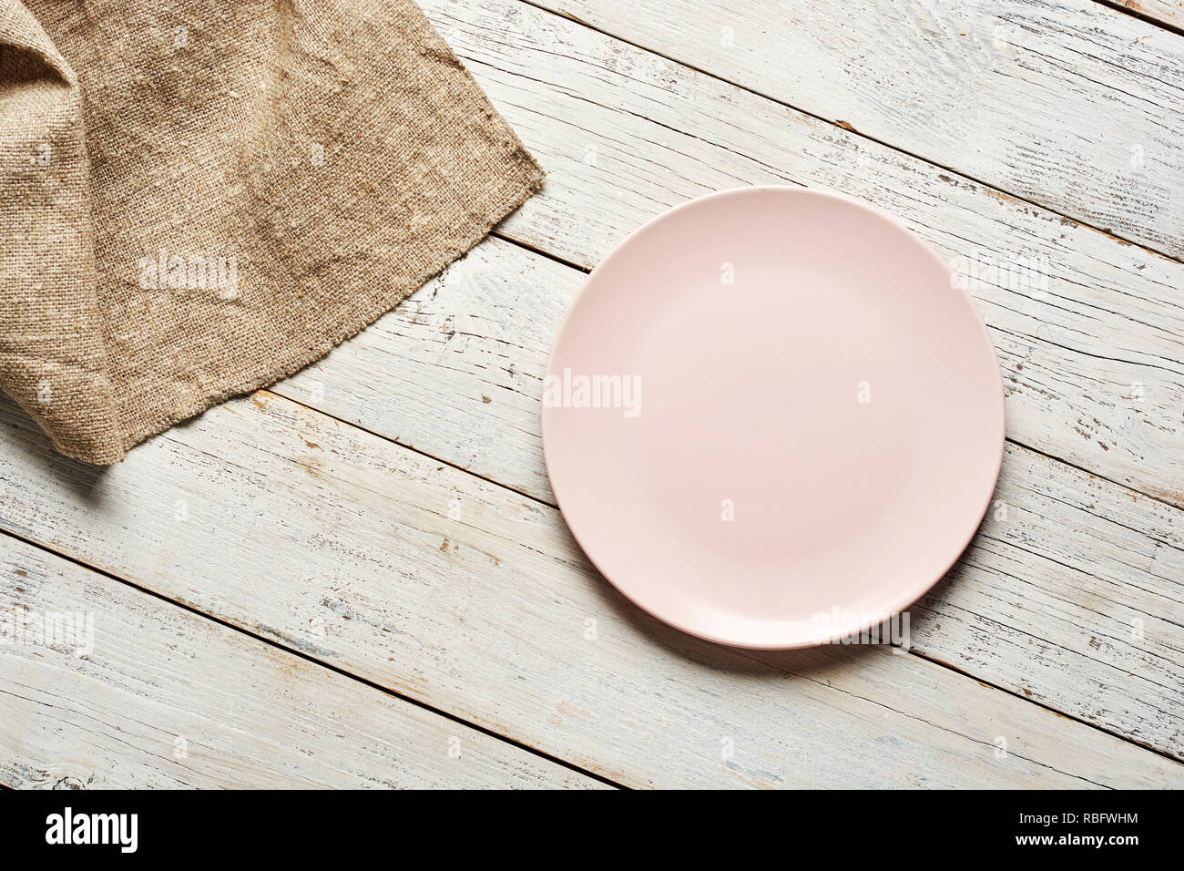 Leeren Teller und Handtuch über holztisch Hintergrund. Stockfoto