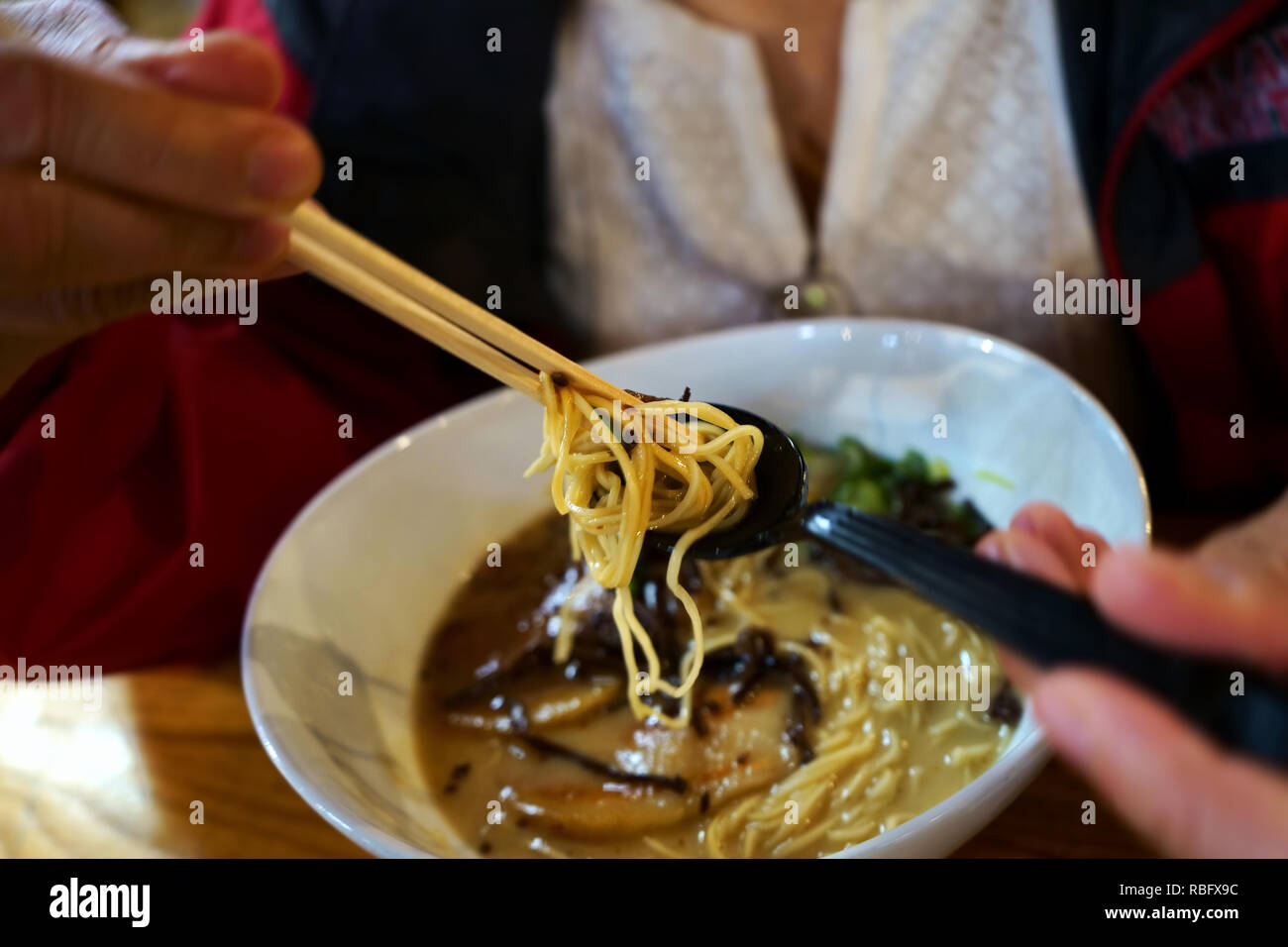 Japanische Shoyu Ramen mit gerösteten Schwein. Stockfoto