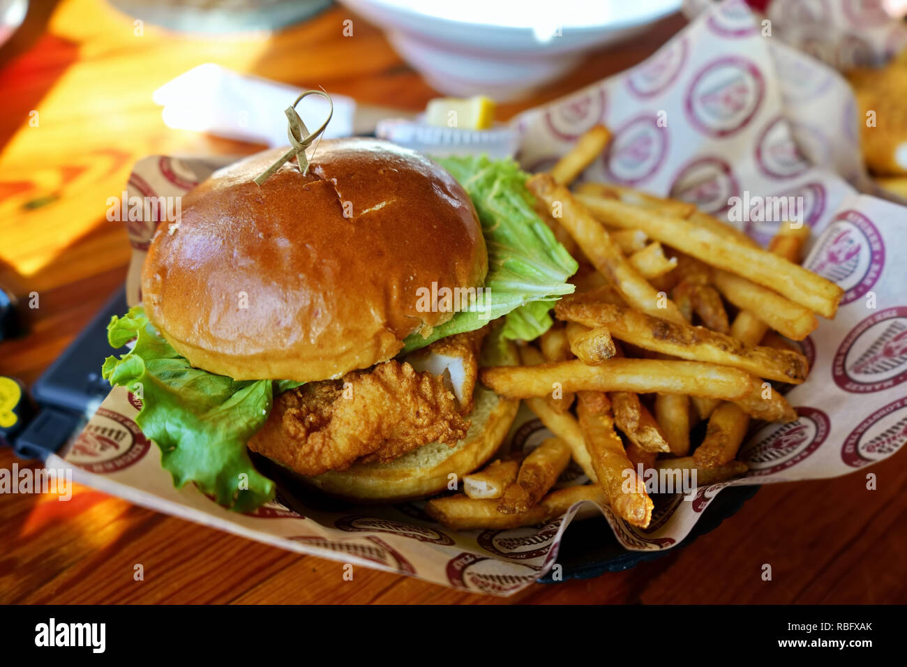 Einen Favoriten Cod Fish und Chips Sandwich mit Pommes. Stockfoto