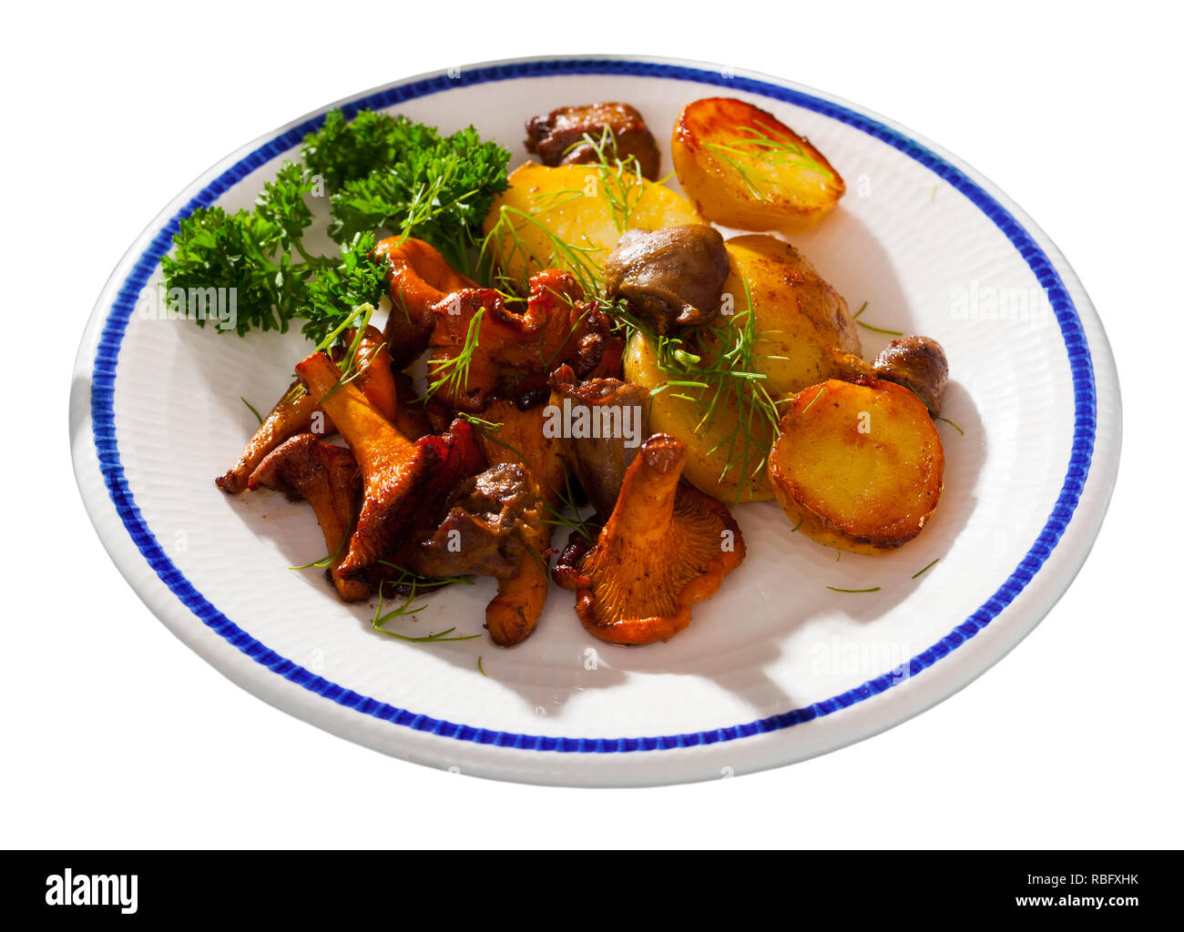 Gebratene Pfifferlinge serviert mit gegrilltem Huhn Herzen und Kartoffeln auf weiße Platte. Auf weissem Hintergrund Stockfoto