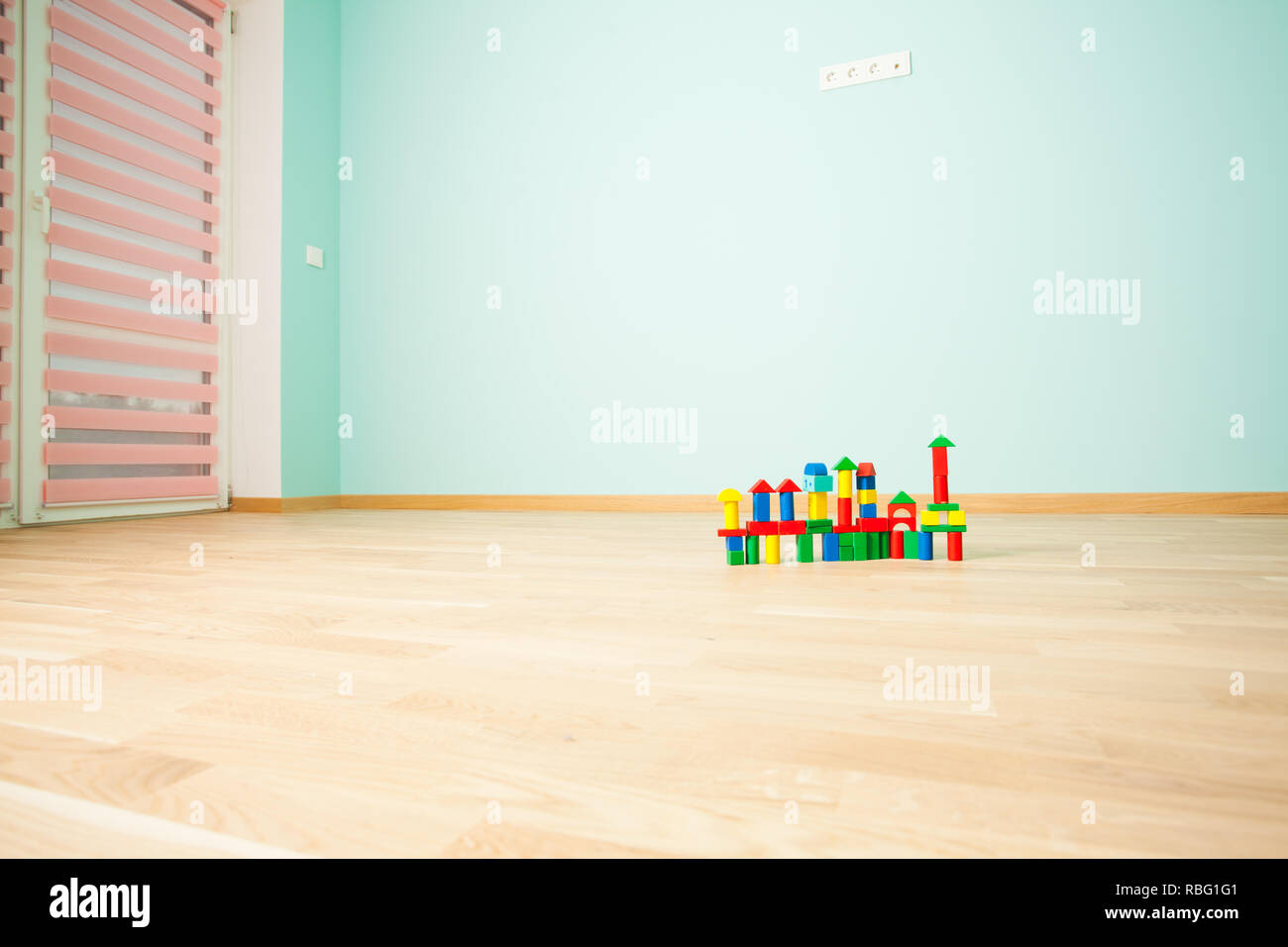 Spaß Kind Zimmer im skandinavischen Stil eingerichtet, mit viel Raum zum  Arbeiten und Spaß Zubehör Stockfotografie - Alamy